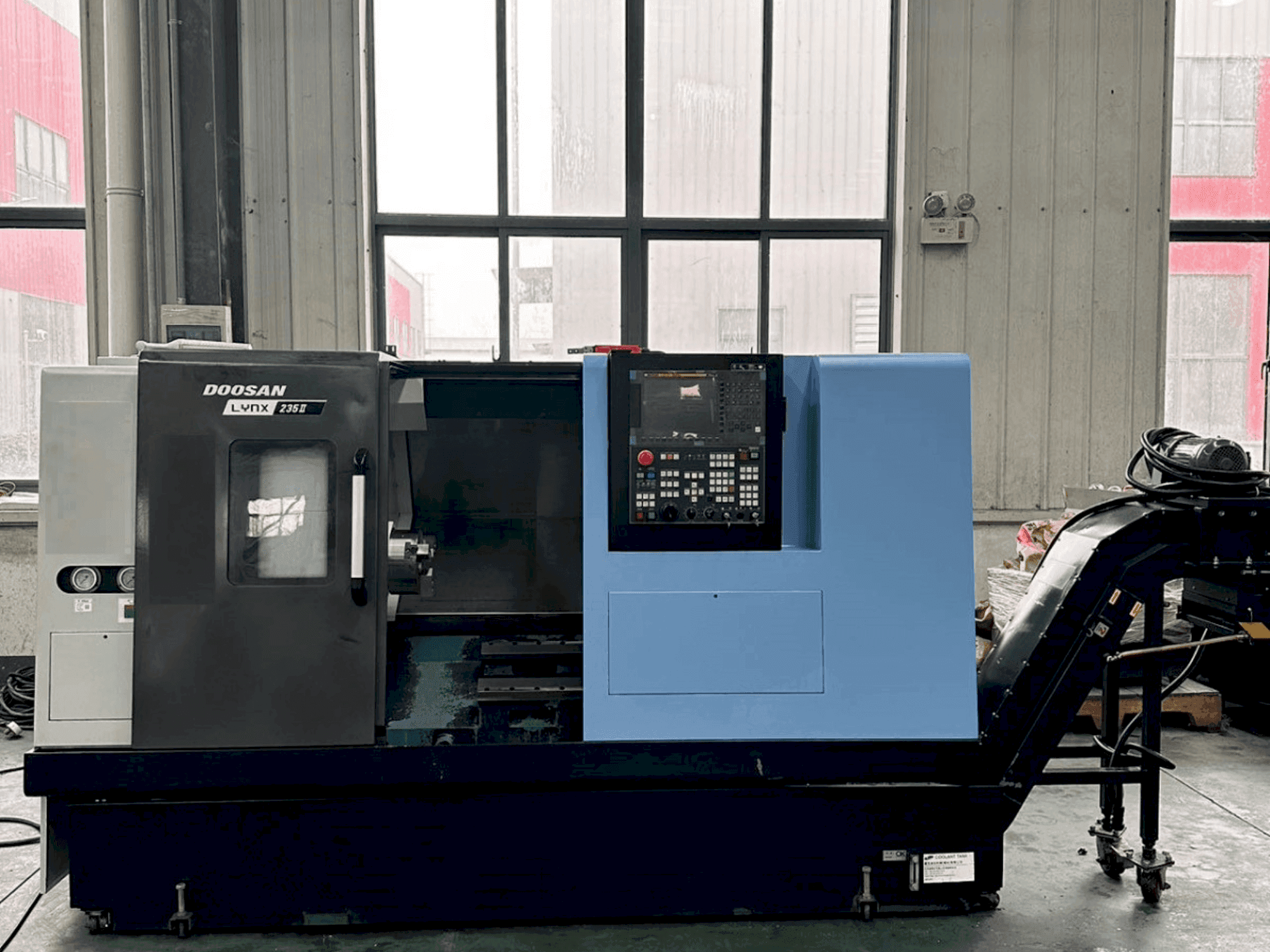 Makine DOOSAN Lynx 235II - Önden görünüm