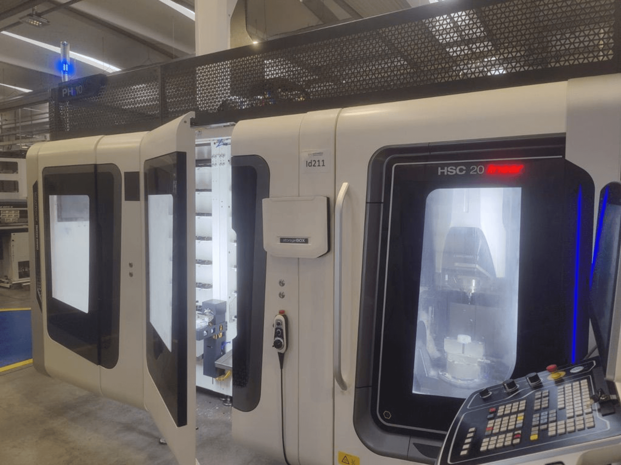 DMG MORI HSC 20 dikey işleme merkezi, önden görünüm, işleme iç mekanını ve kontrol panelini ortaya çıkaran açık kapılar.