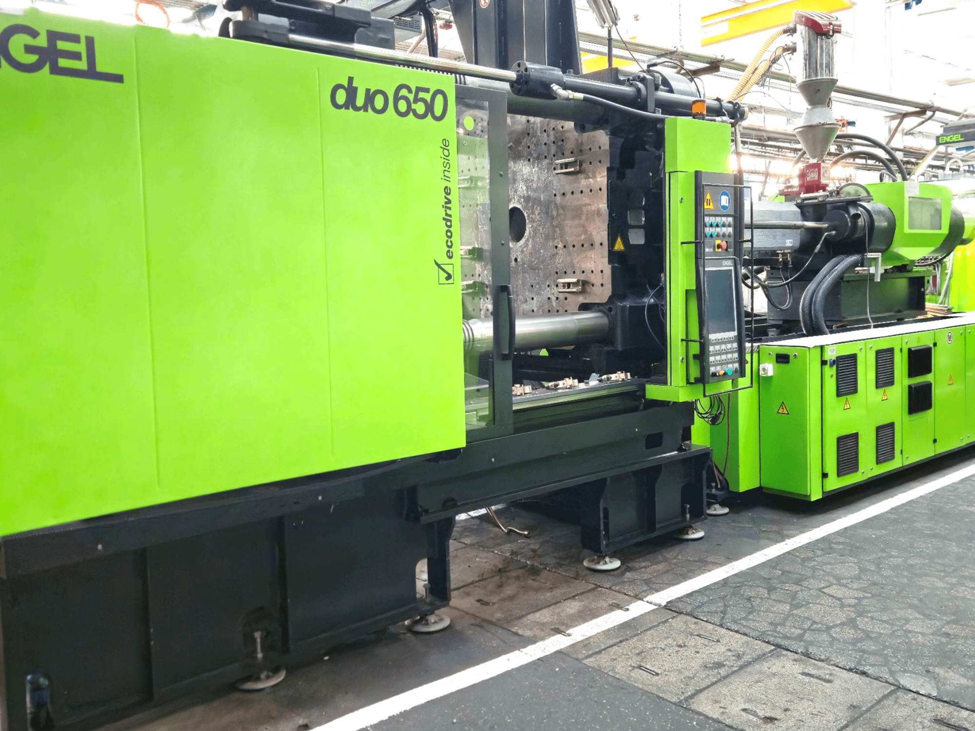 ENGEL duo 650 plastik enjeksiyon makinesi, önden görünüm, parlak yeşil renk, kontrol paneli ve hazne görünür.