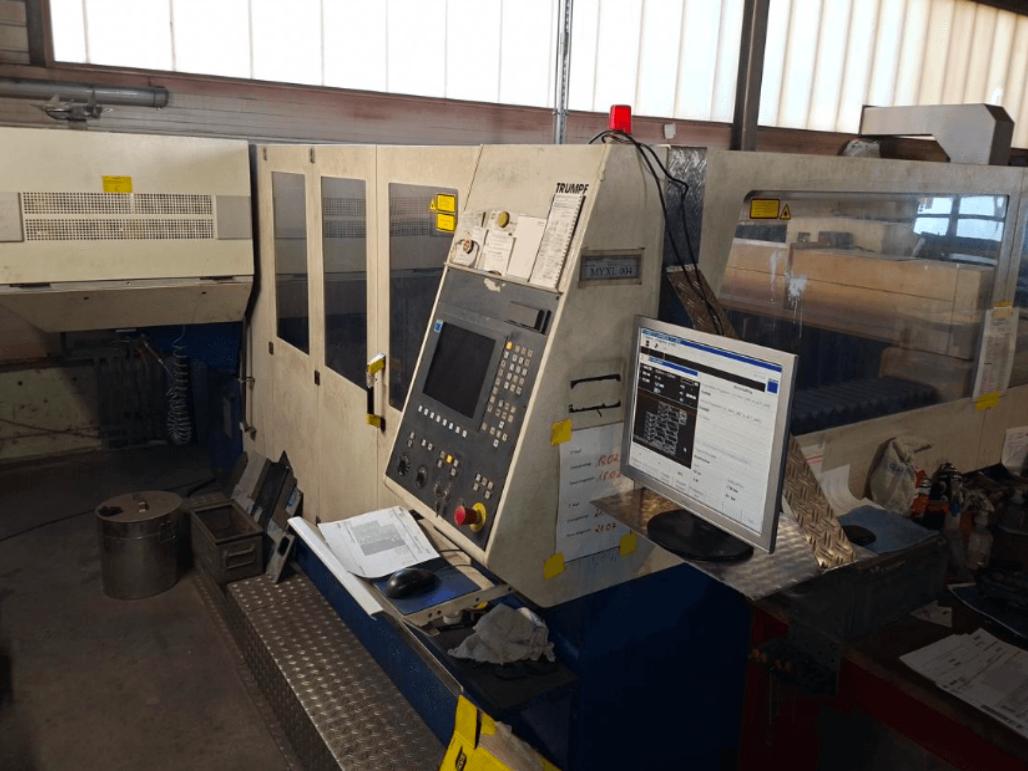 TRUMPF Trumatic L 4030 CO2 Lazer Kesim Makinesi, kontrol paneli ve monitörü gösteren önden görünüm, çalışma alanı detayları görülebilir.