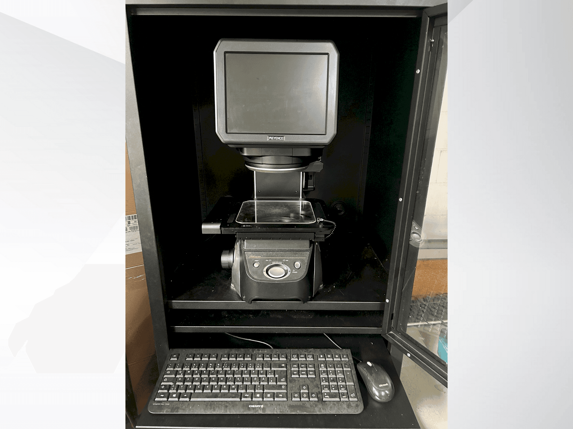 Makine KEYENCE IM 7020 - Önden görünüm