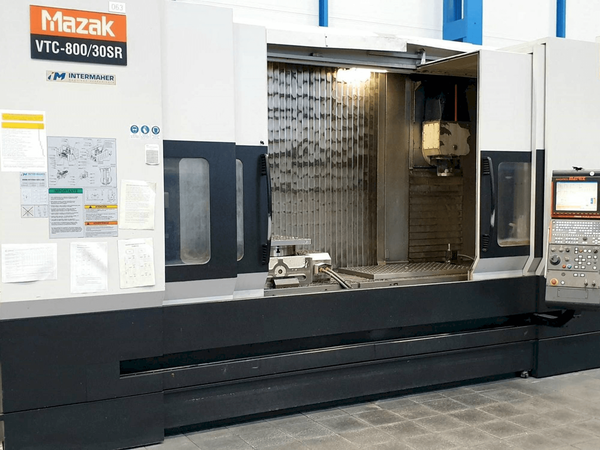 Makine Mazak VTC-800/30SR - Önden görünüm