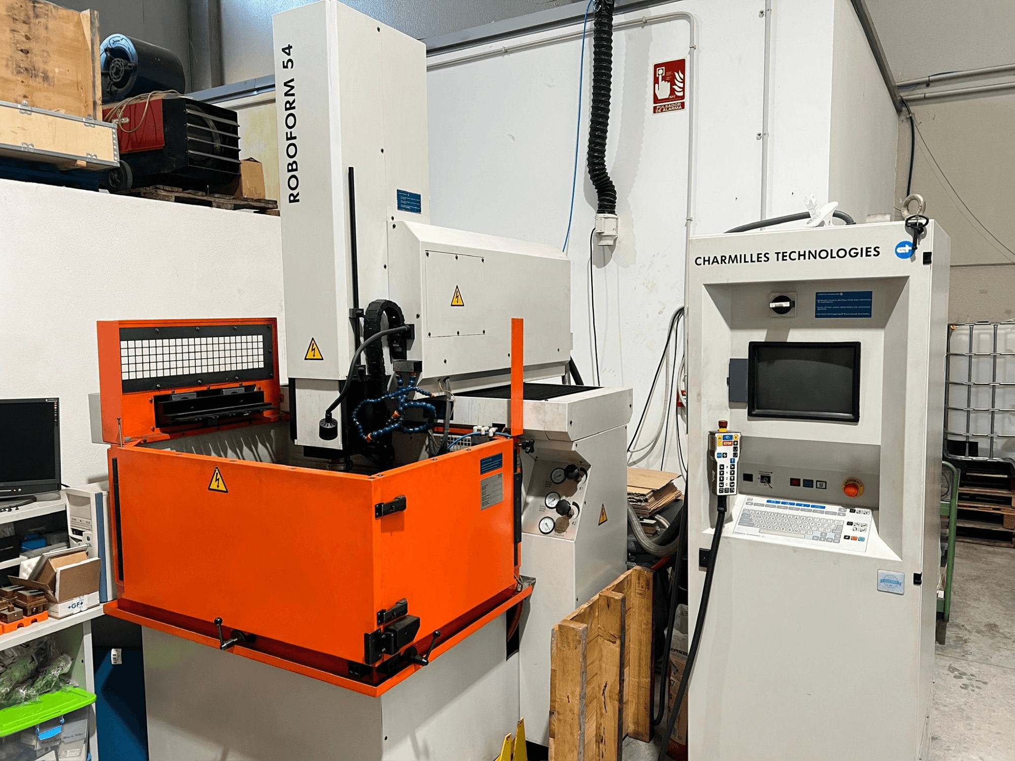 AgieCharmilles Roboform 54 kalıp oyma EDM makinesi, önden görünüm, turuncu çalışma tankı ve kontrol ünitesi.