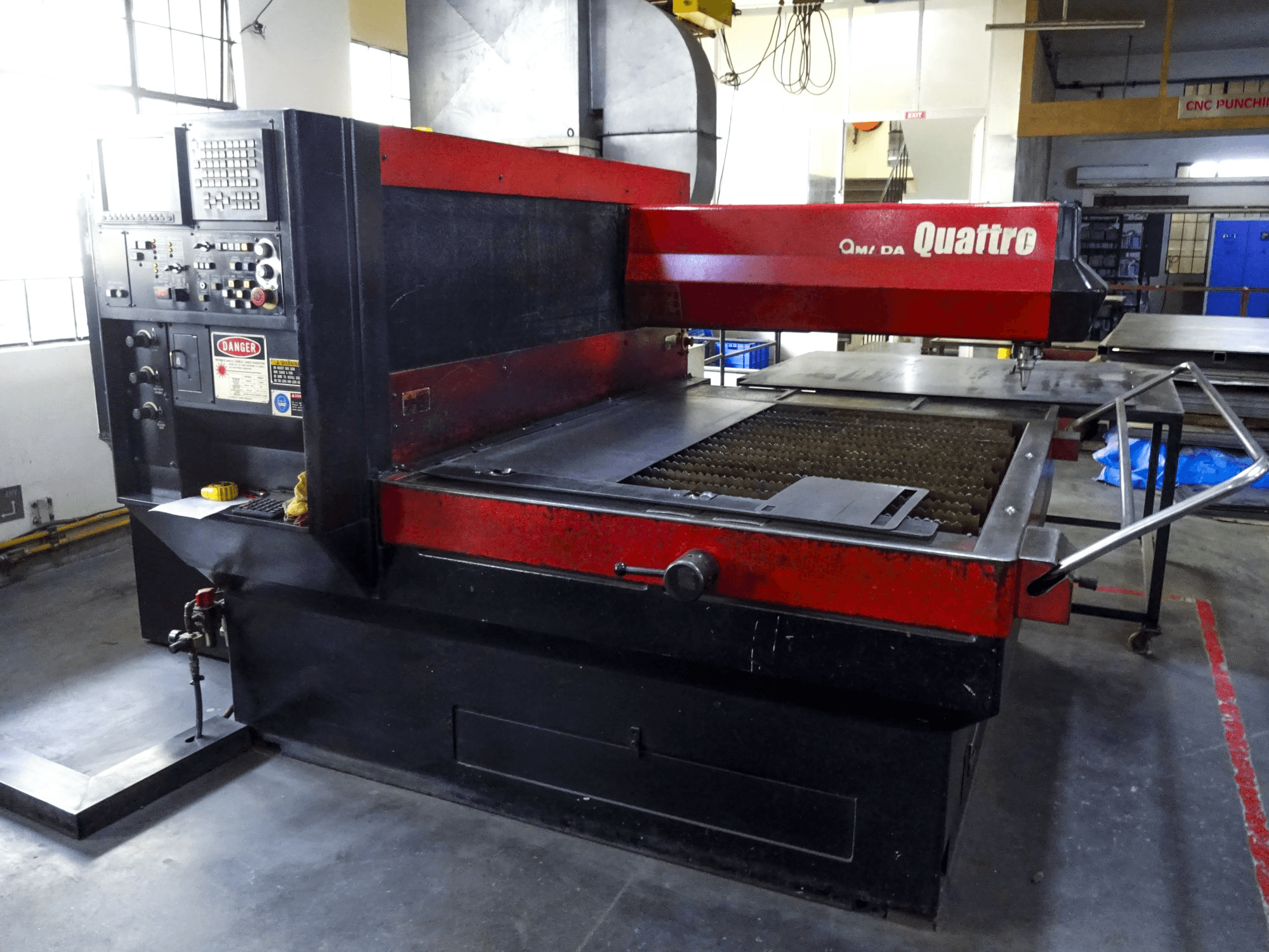 Makine AMADA - Önden görünüm Quattro AF1000E