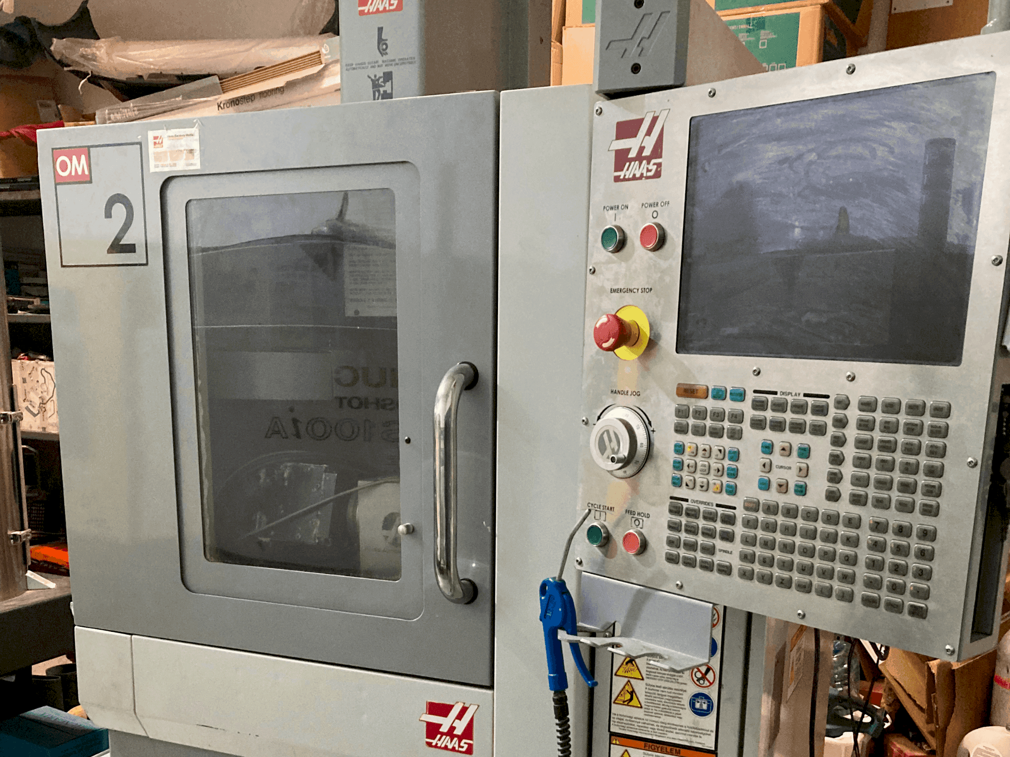 Makine HAAS OM-2A - Önden görünüm