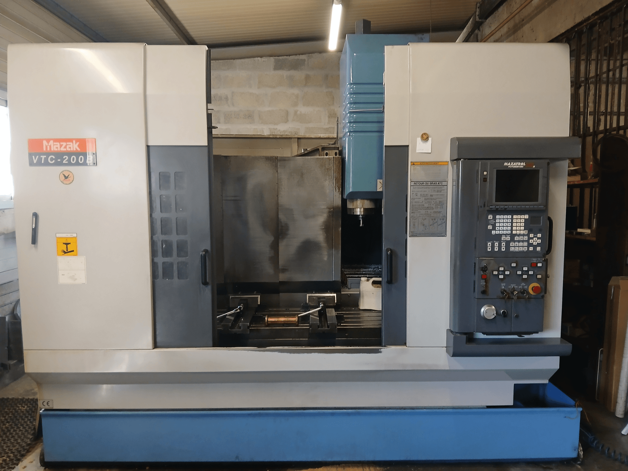 Mazak VTC 200 B dikey işleme merkezinin önden görünümü, kontrol paneli, iş mili ve çalışma alanı.