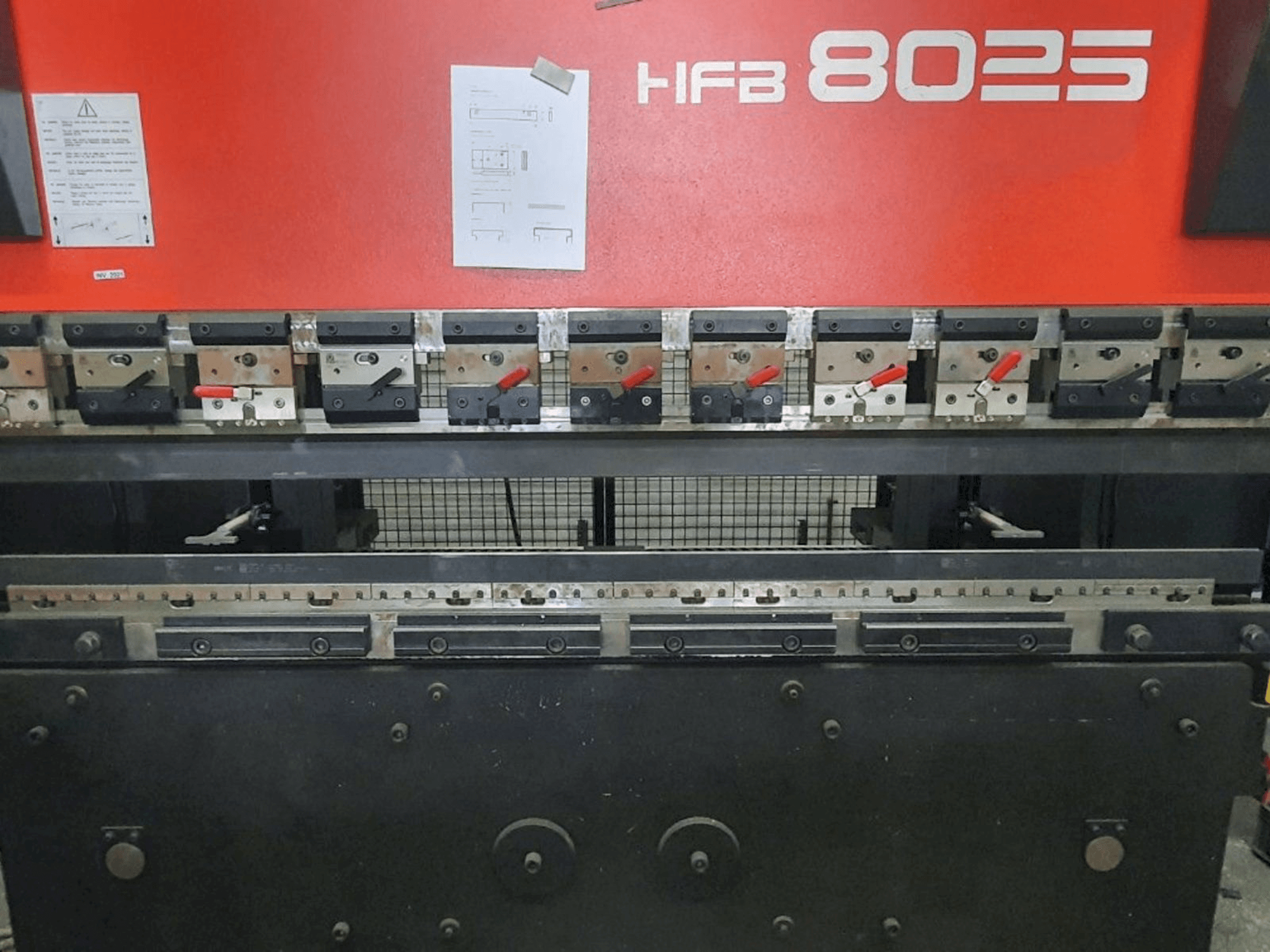 Makine AMADA HFBO 80-25 - Önden görünüm