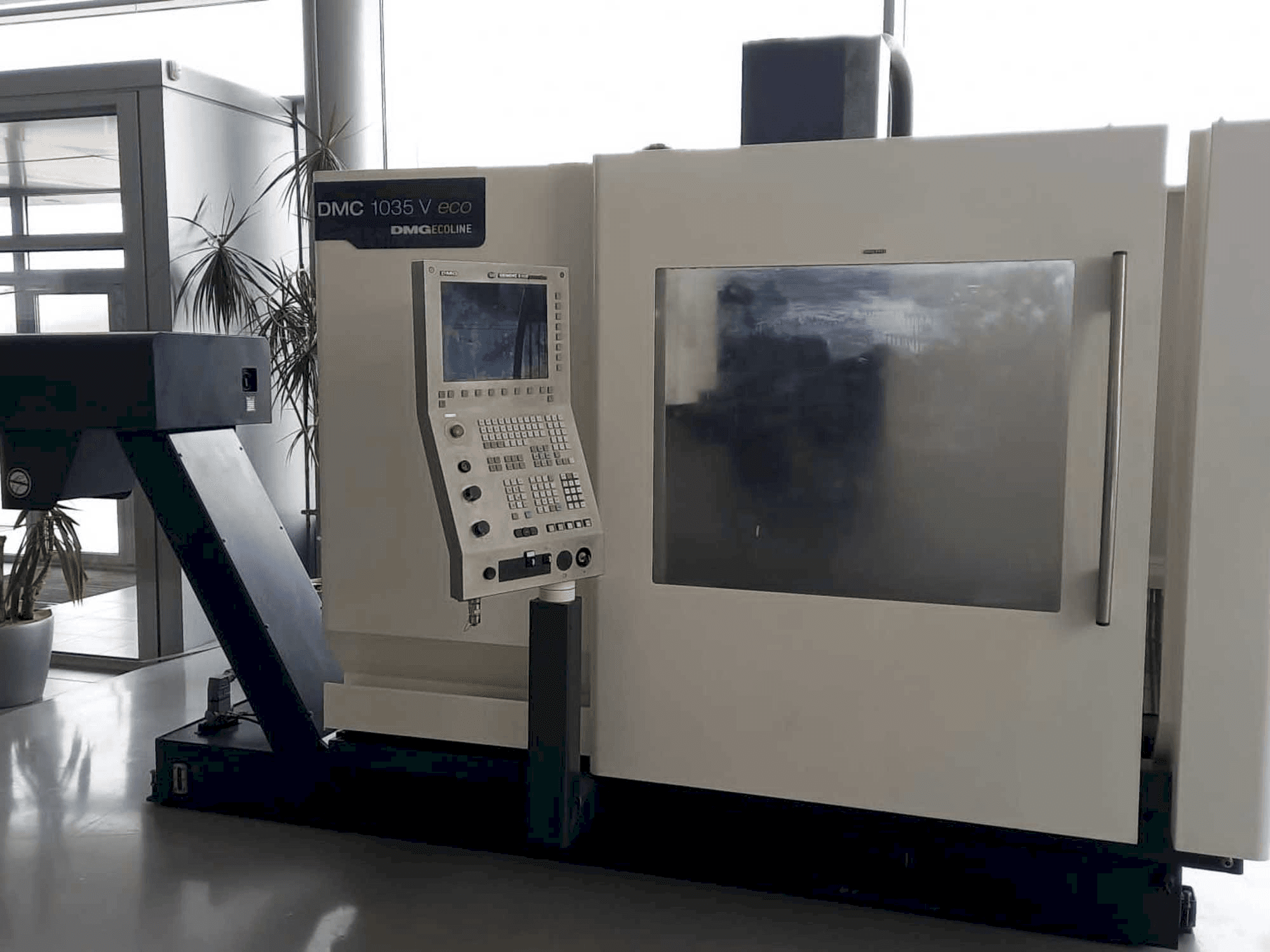 Makine DMG DMC 1035 V eco - Önden görünüm