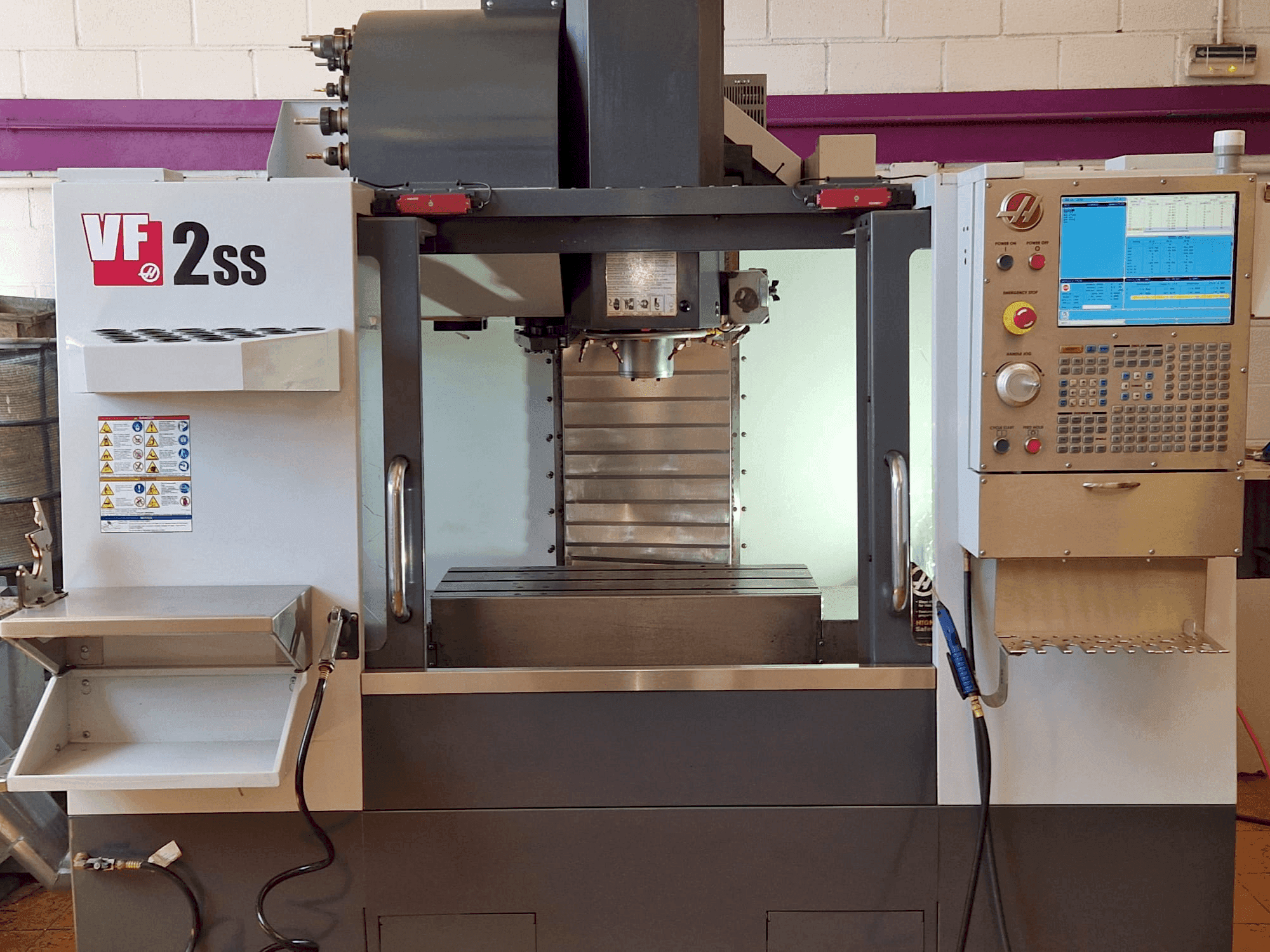 Makine HAAS VF-2SS - Önden görünüm