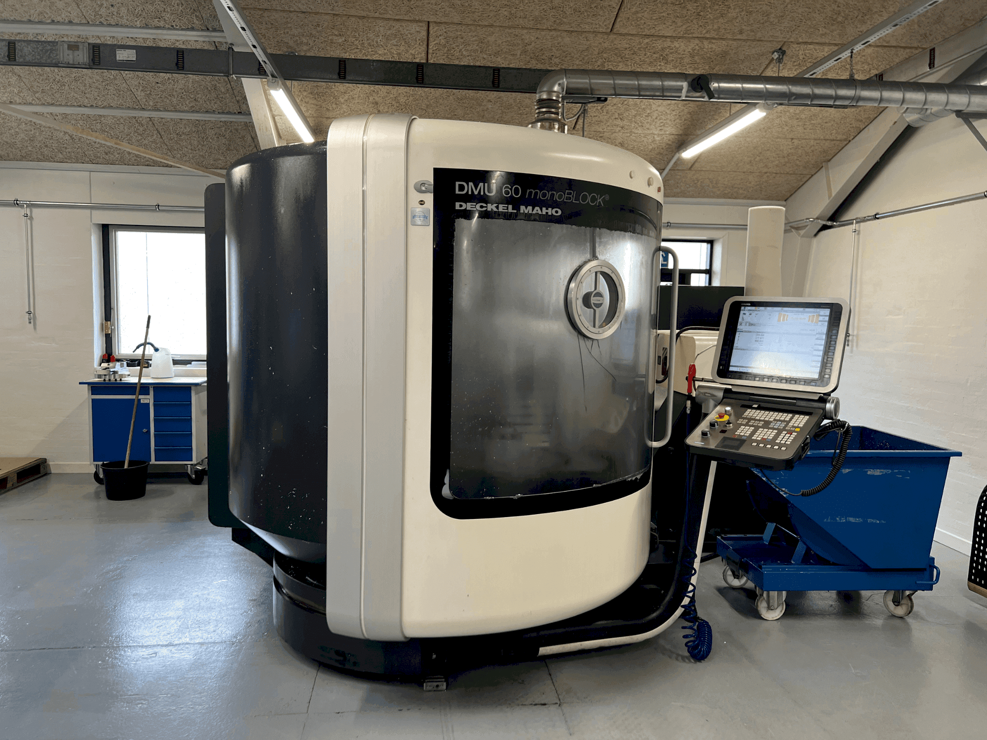 Makine DMG MORI DMU 60 monoBLOCK - Önden görünüm