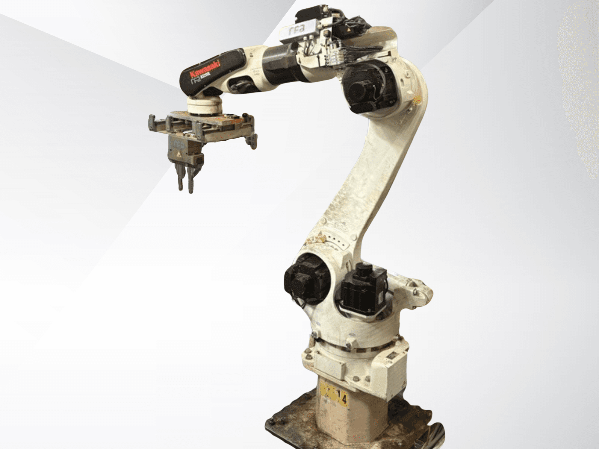 Kawasaki E42F-A001 robot kolu yandan görünümde, ucunda bir tutucu takılı. Görünür döner mafsallar ve güç konektörleri.