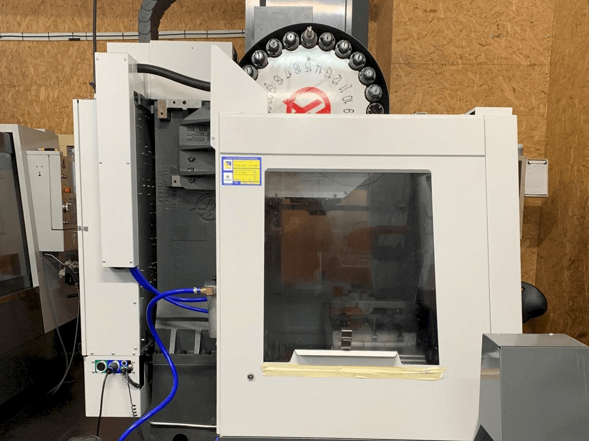 Makine HAAS VF-2EU - Önden görünüm