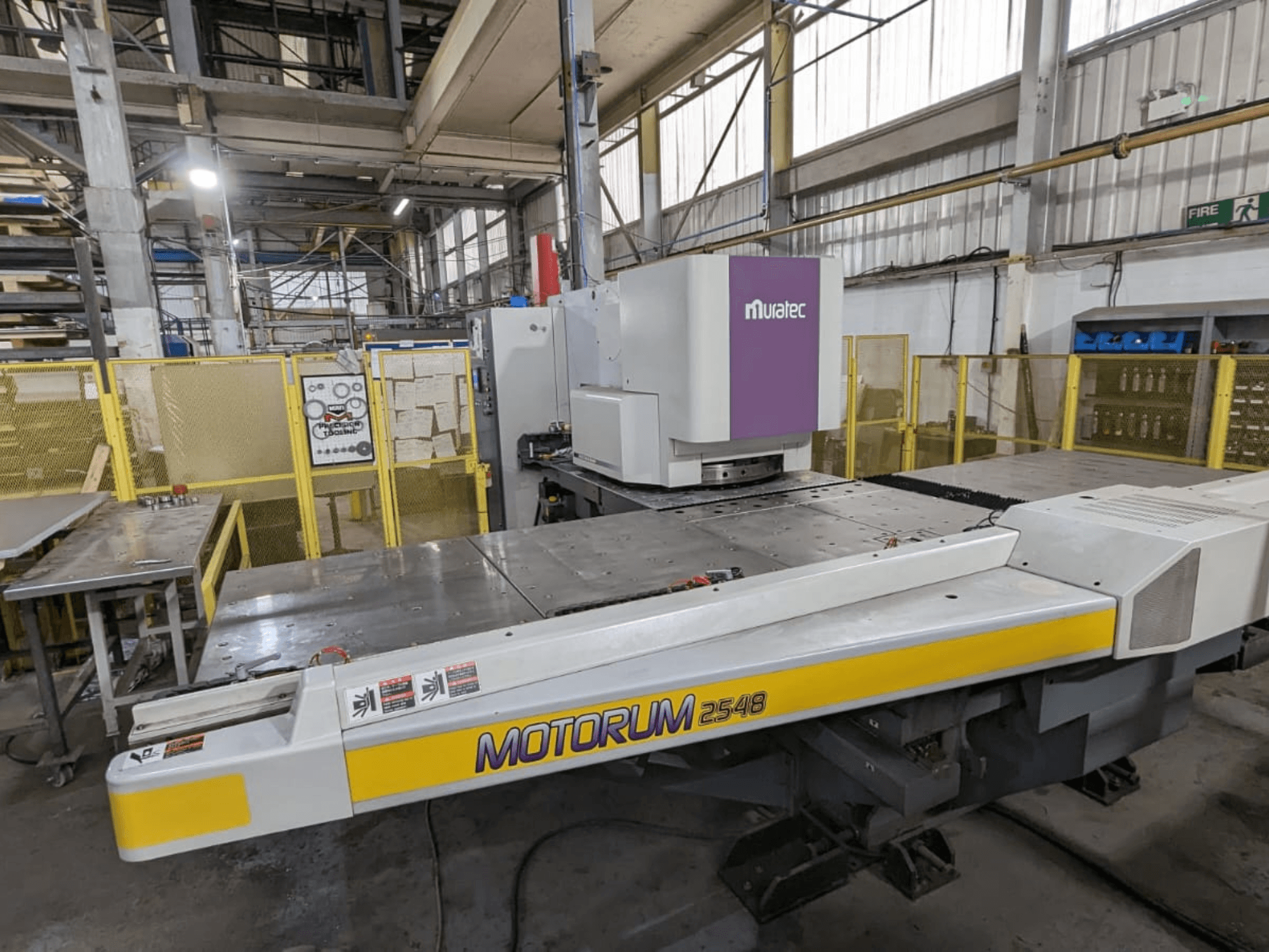 Muratec MOTORUM 2548 CNC zımba presi; fabrika ortamında kontrol paneli ve çalışma masasını gösteren önden görünüm.