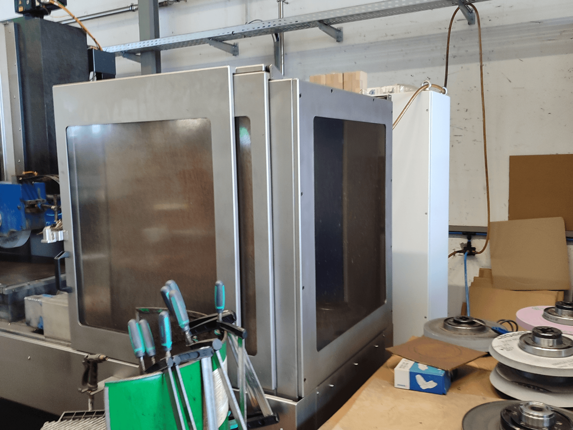 HEINZ STÖCKEL FD 1560 NC-T yüzey taşlama makinesi, atölye ortamında metal gövde ve taşlama bileşenlerini gösteren yandan görünüm.