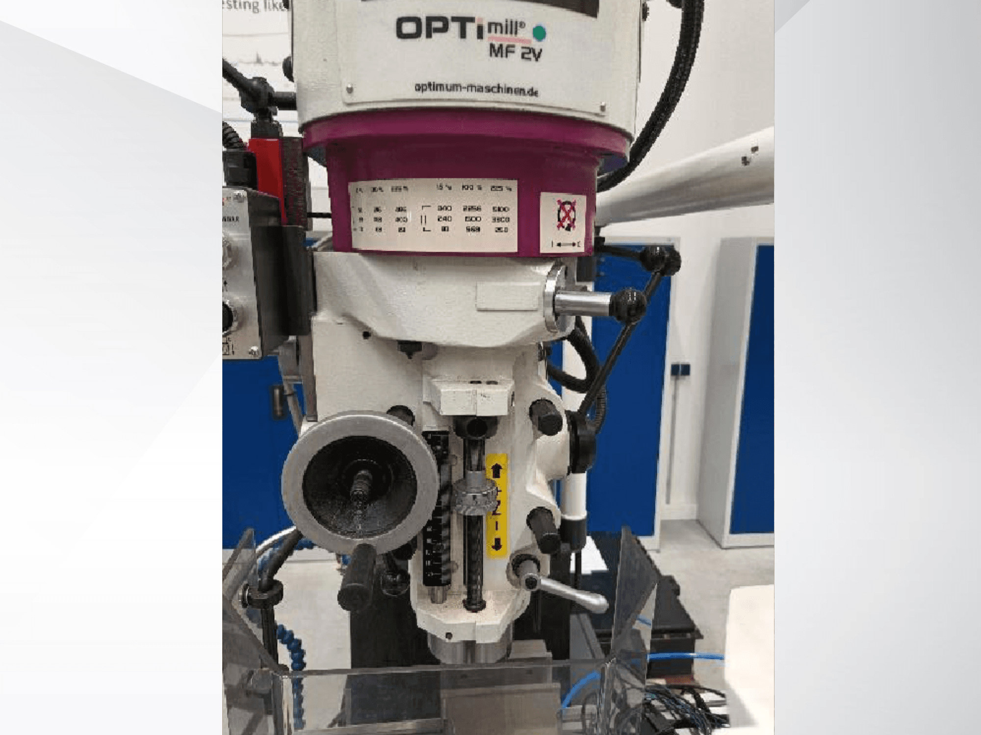 Optimum OPTImill MF 2V dikey işleme merkezinin önden görünümü; kontrol paneli ve takım tutucusu görülmektedir.