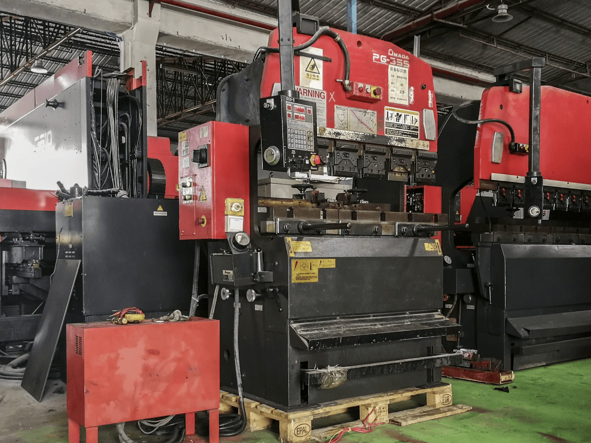 Makine AMADA - Sol görünüm RG-35S