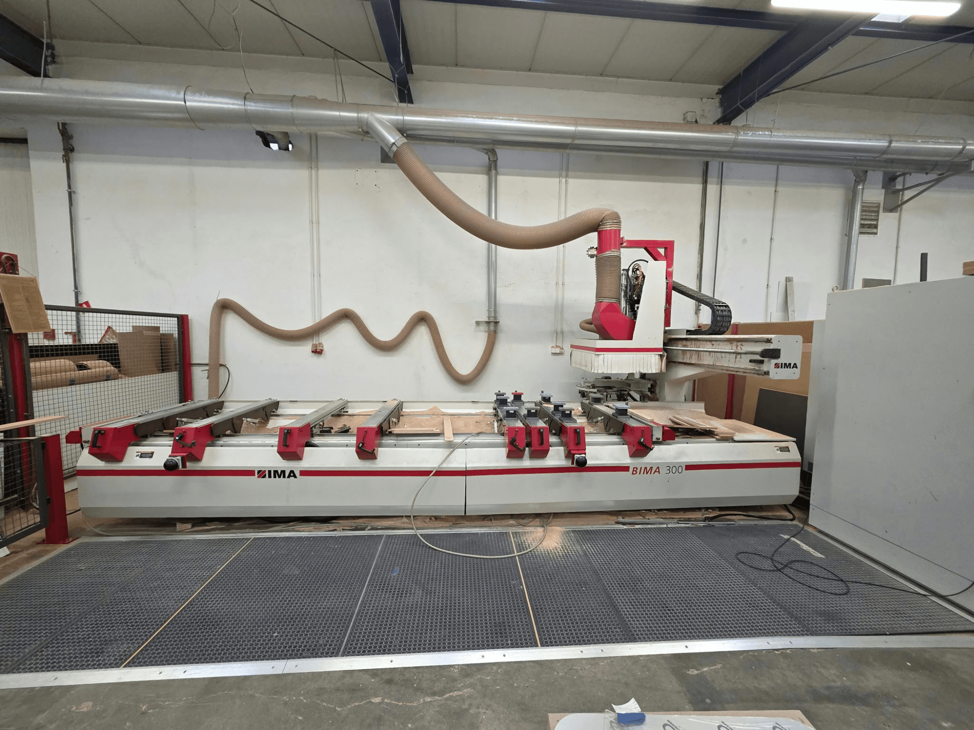 IMA BIMA 300 CNC Ahşap İşleme Merkezi, önden görünüm; çok eksenli bir takım ve toz emme sistemi ile donatılmıştır.