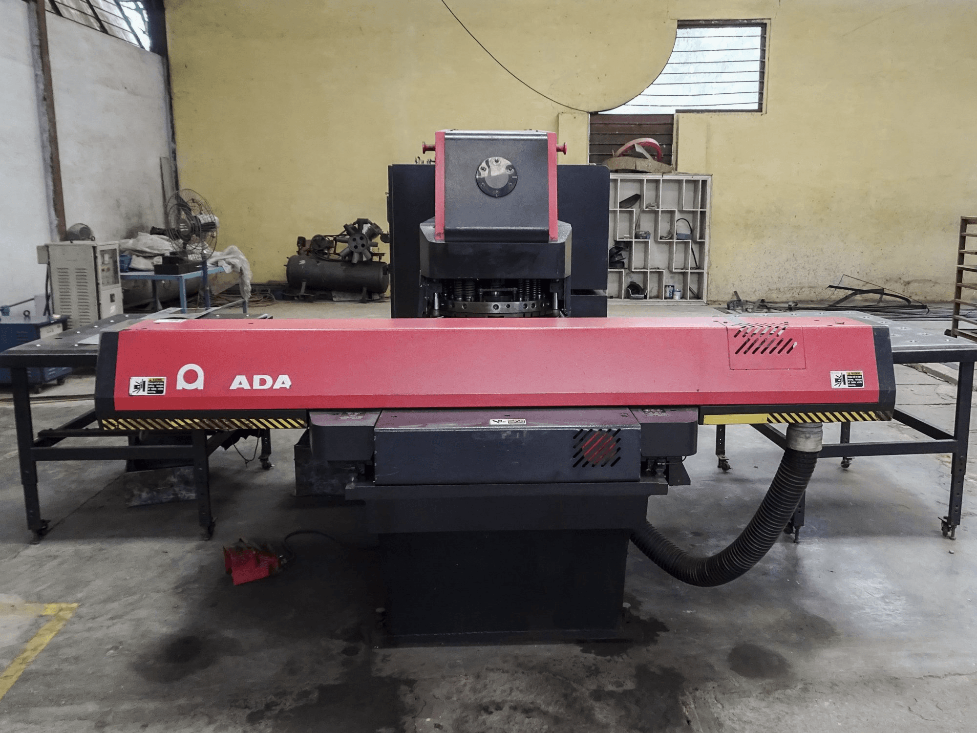 Makine AMADA - Önden görünüm ARIES 255