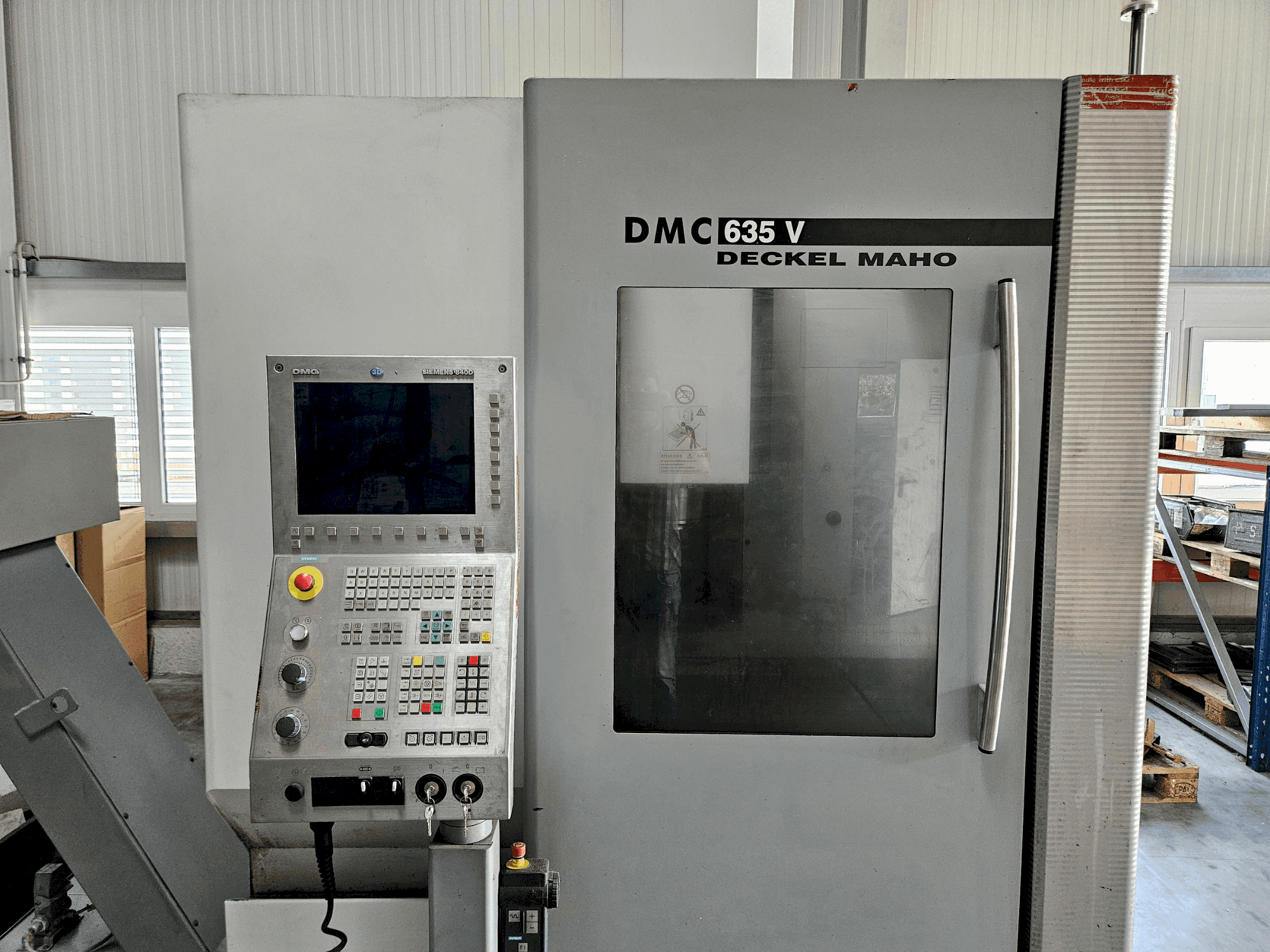 Makine DECKEL MAHO DMC 635 V - Önden görünüm