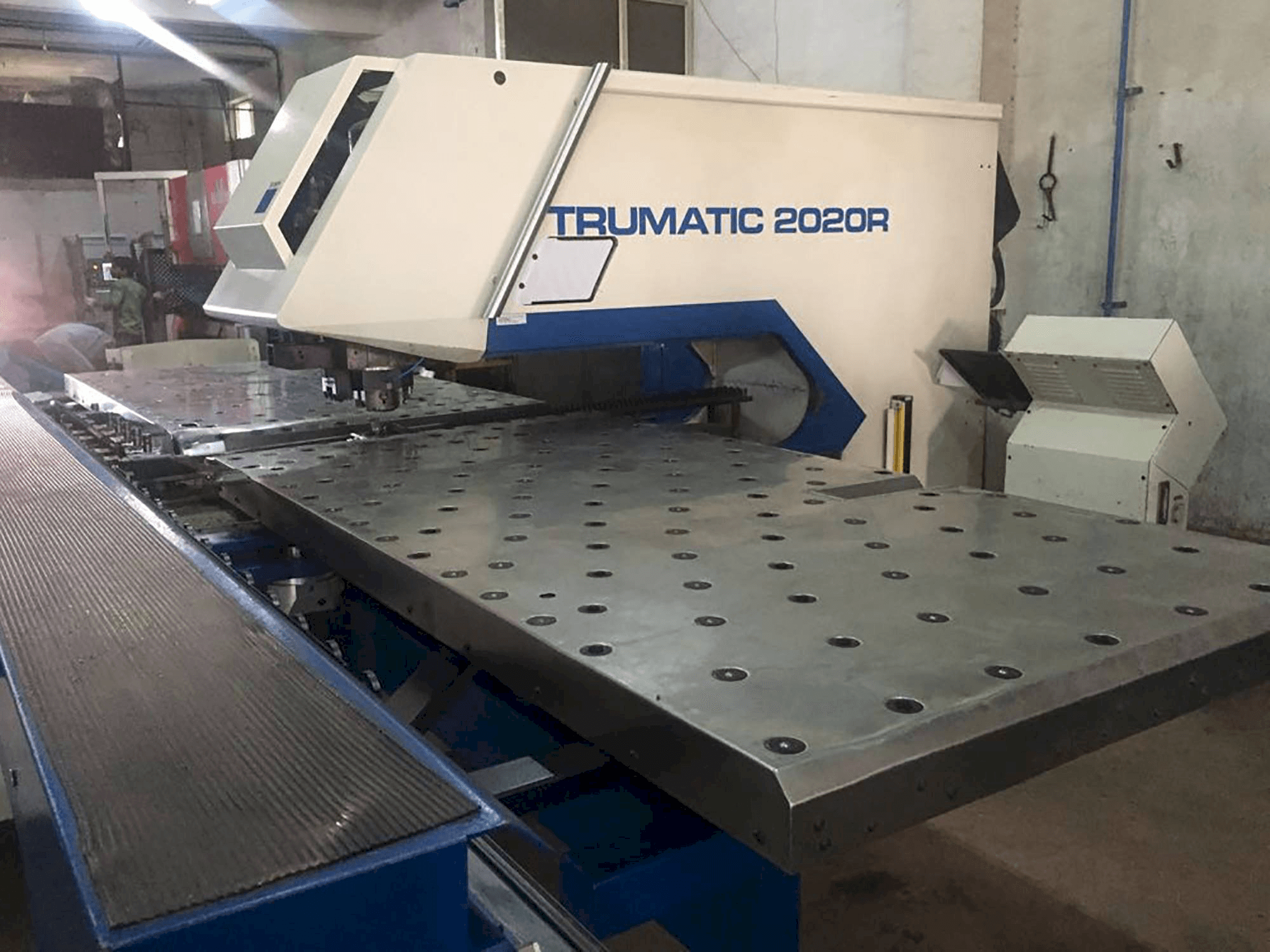 Makine Trumpf - Sağdan görünüm Trumatic 2020R