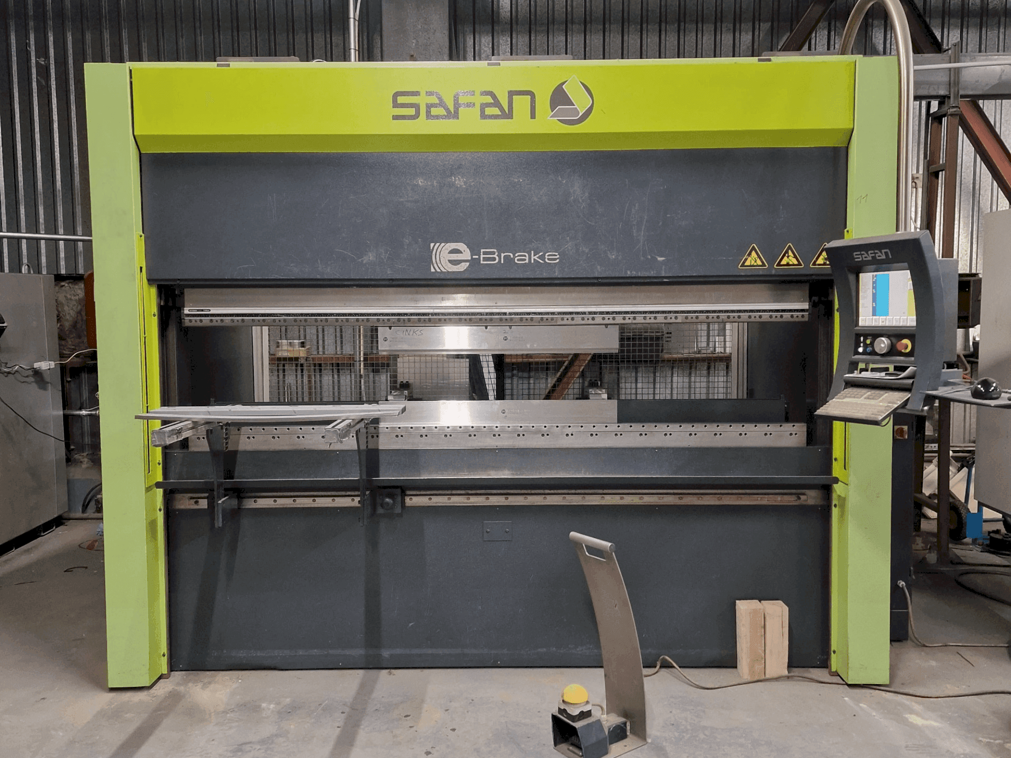 Makine Safan E-Brake 80-2550-Ts3 Cnc - Önden görünüm