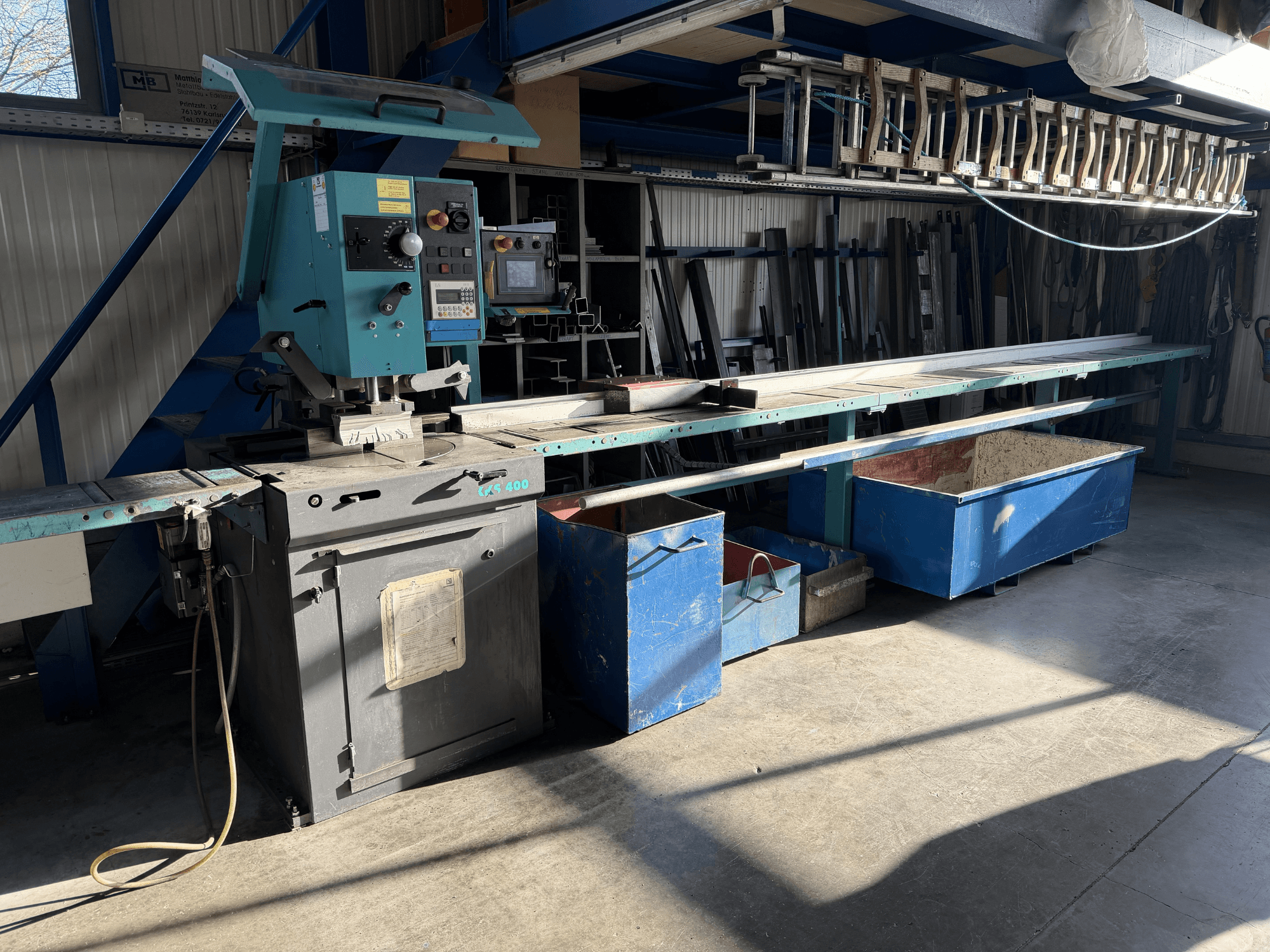 KALTENBACH KKS 400 dairesel metal testeresi bir atölyede, kontroller ve metal saklama kutuları görünür şekilde önden görünüm.