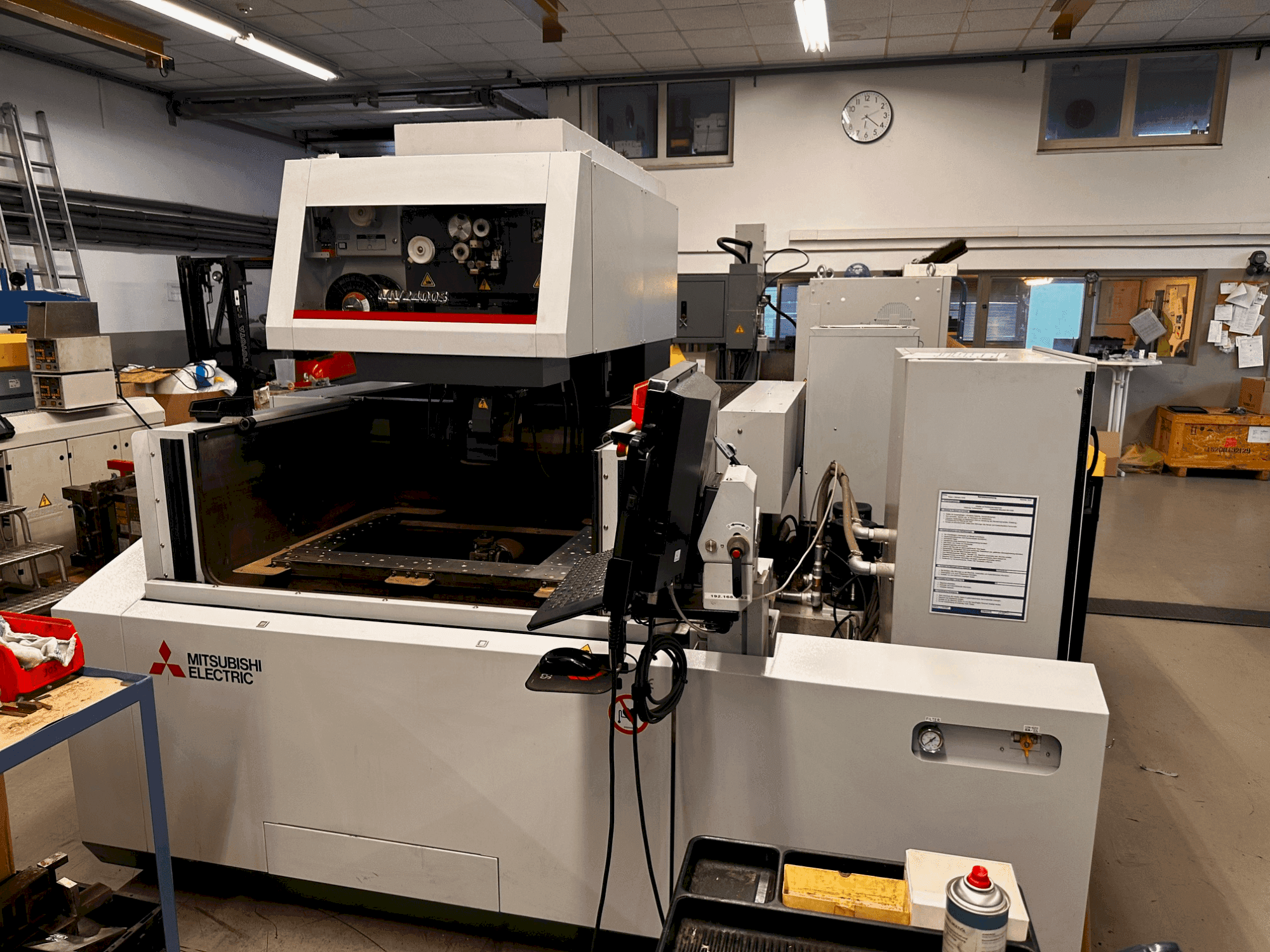 Makine Mitsubishi MV2400S - Önden görünüm