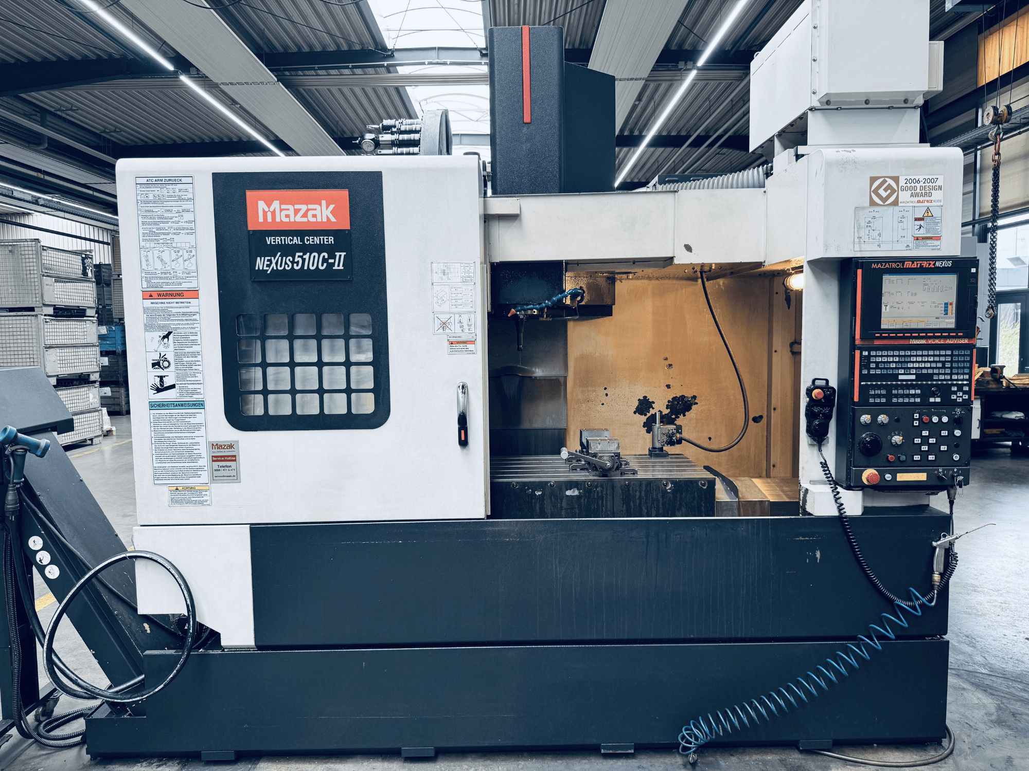 Mazak Nexus 510C-II Dikey İşleme Merkezi, atölye ortamında kontrol paneli, çalışma alanı ve işlevsel özelliklerini gösteren önden görünüm.