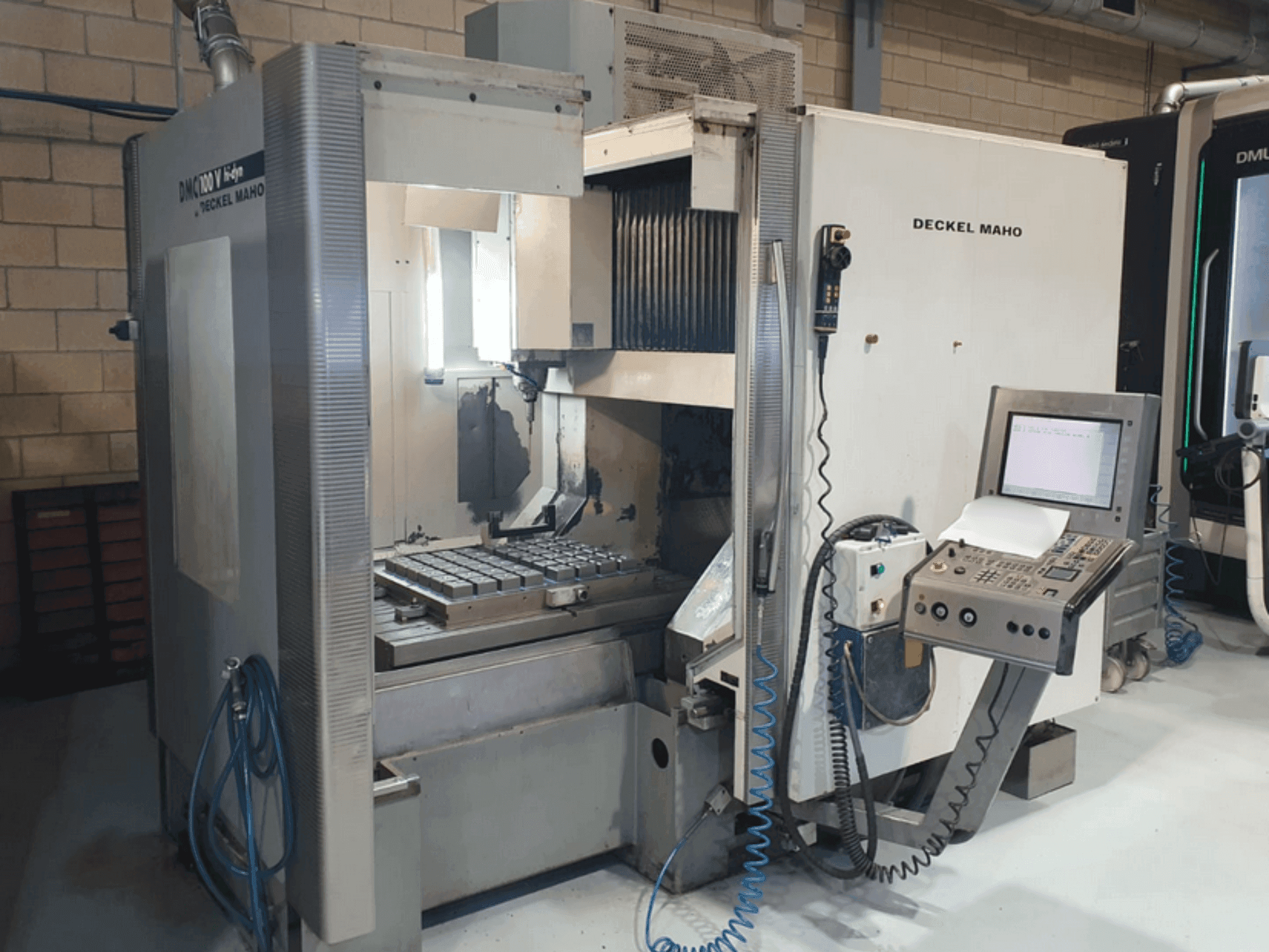 Makine DECKEL MAHO DMC 100V hi-dyn - Önden görünüm