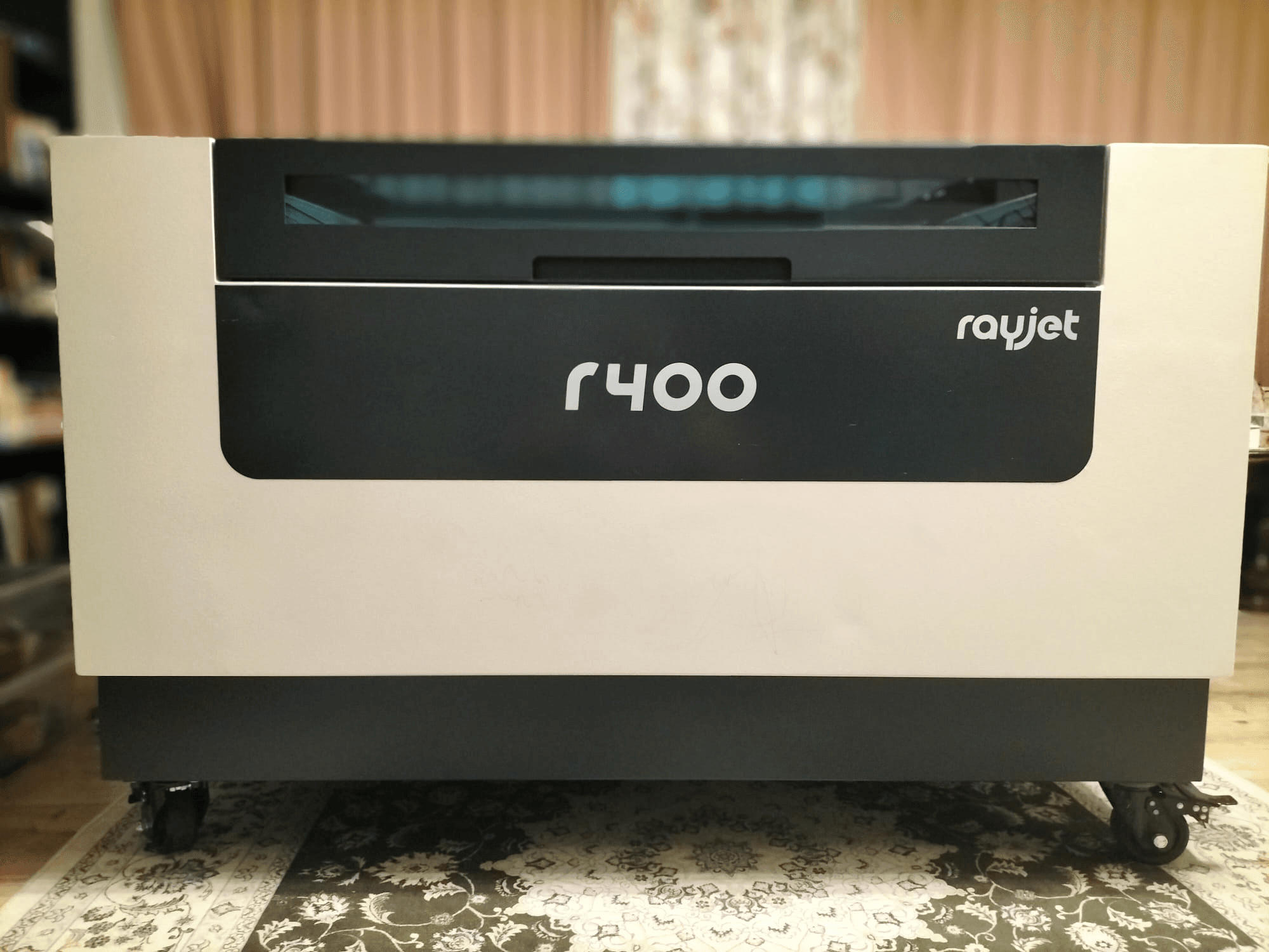 Trotec Rayjet R400 lazer kazıma makinesinin şık tasarımını ve net markalamasını sergileyen önden görünümü.