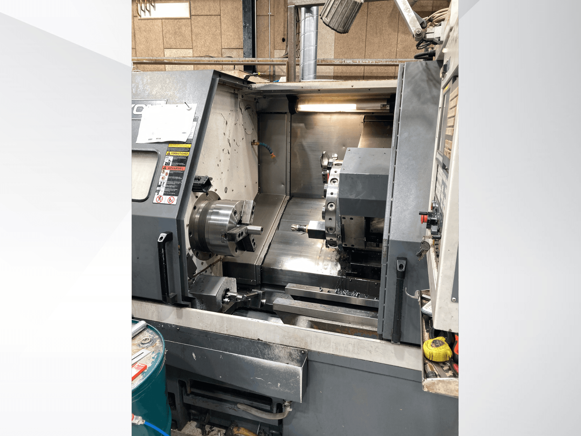 Yatay tornalama makinesi YCM GT-300LMB, önden görünüm, kontrol panelini ve takım kurulumuna sahip döner aynayı gösterir.