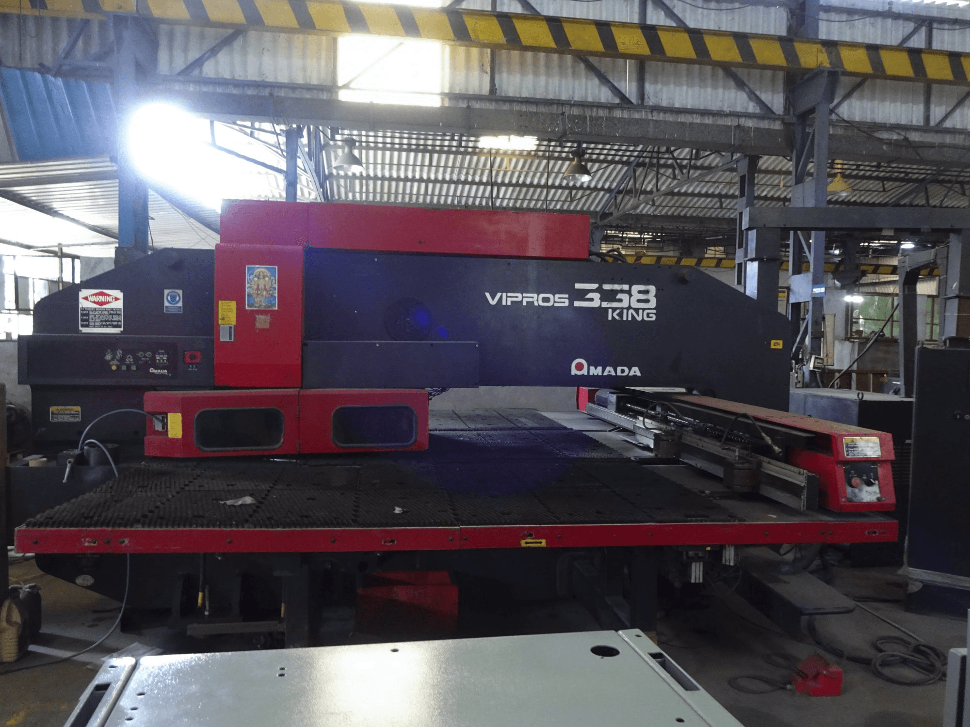 Makine AMADA - Önden görünüm Vipros 358 King