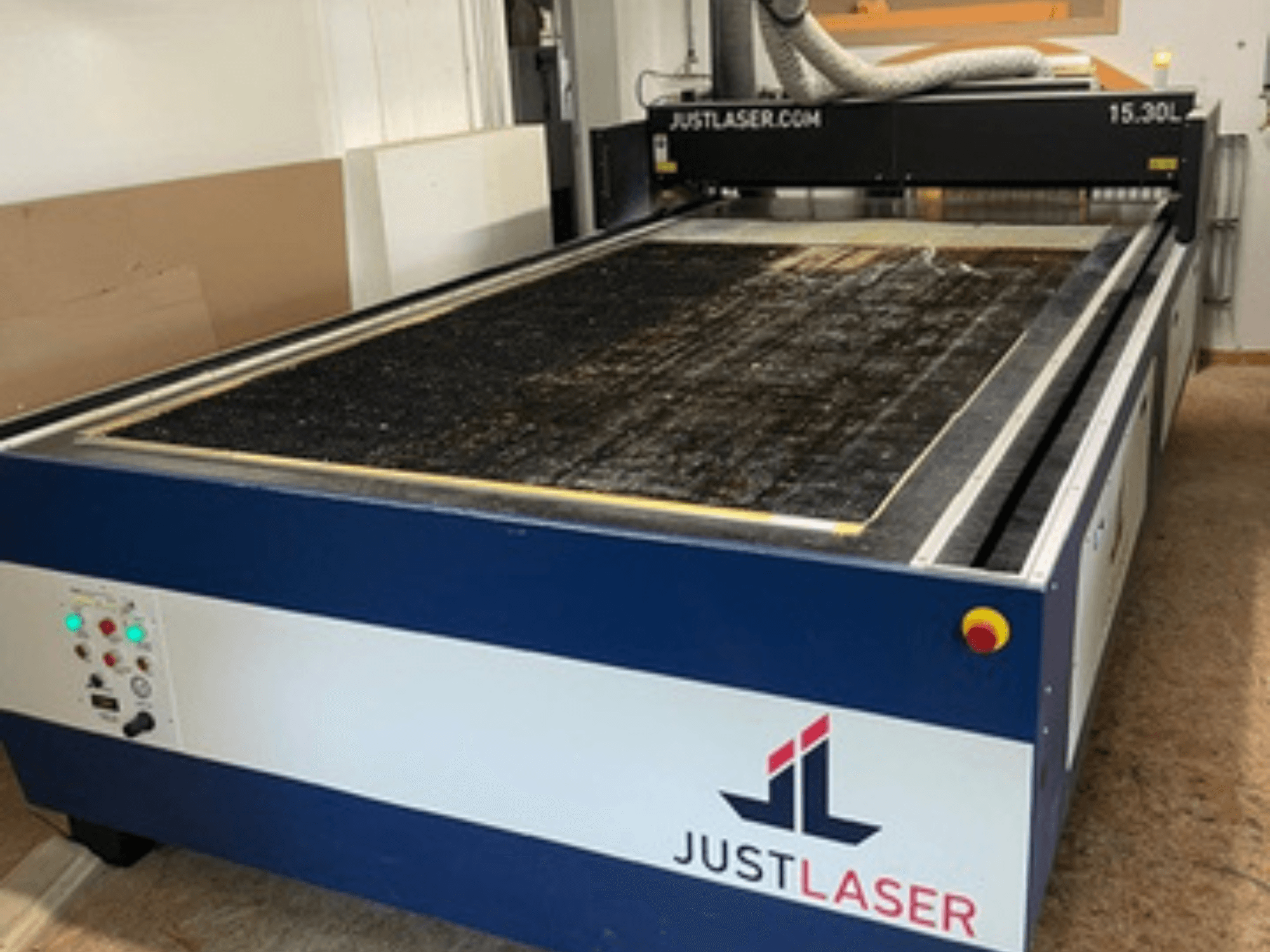 CO2 Lazer Kesim Makinesi KERN KER60120-KT500, kontrol panelini ve geniş kesim yüzeyini gösteren önden görünüm.