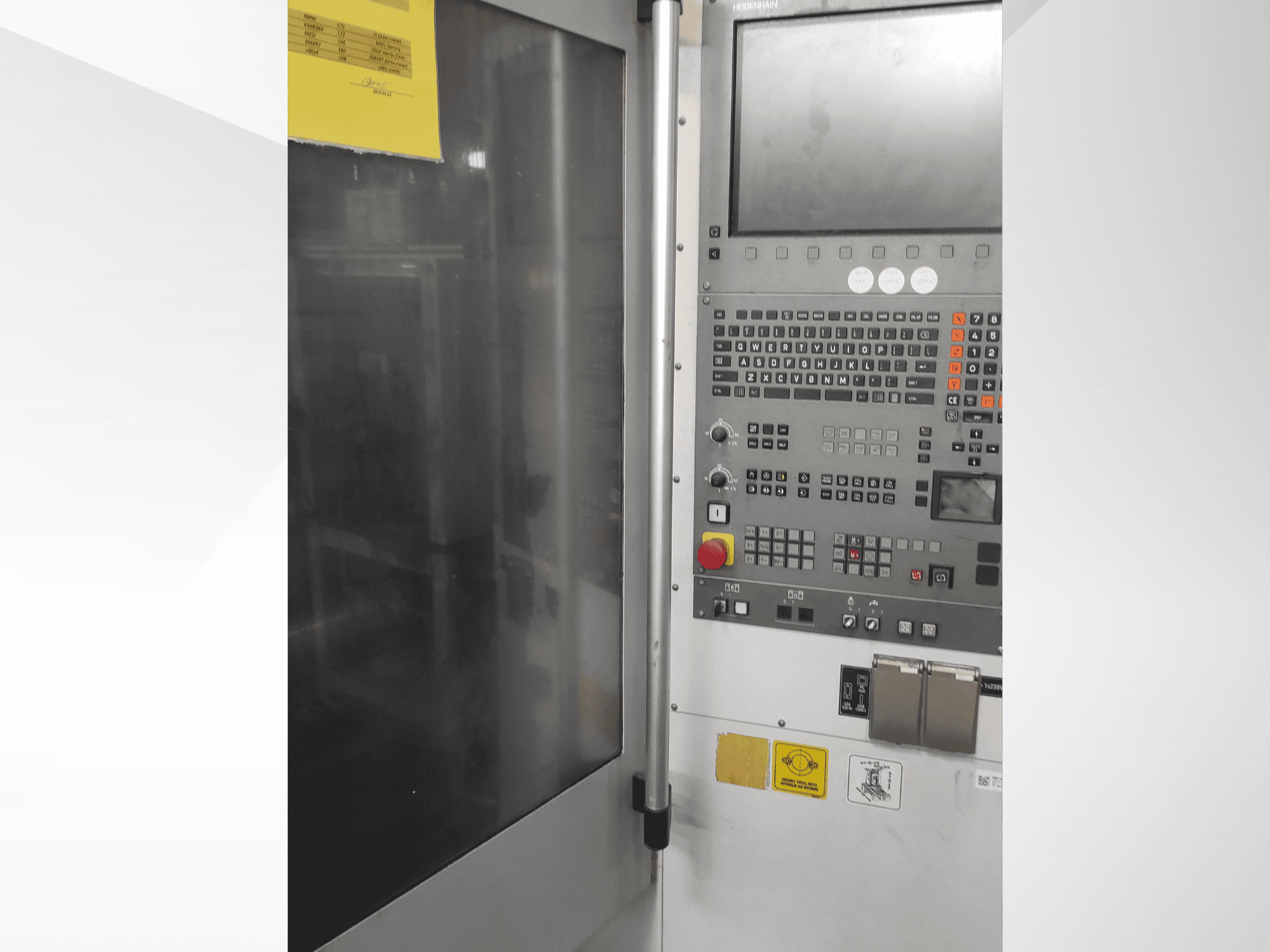 Herrmann endüstriyel makinenin kontrol paneli, önden görünüm, düğmeler, dokunmatik ekran ve çalışma etiketleri.