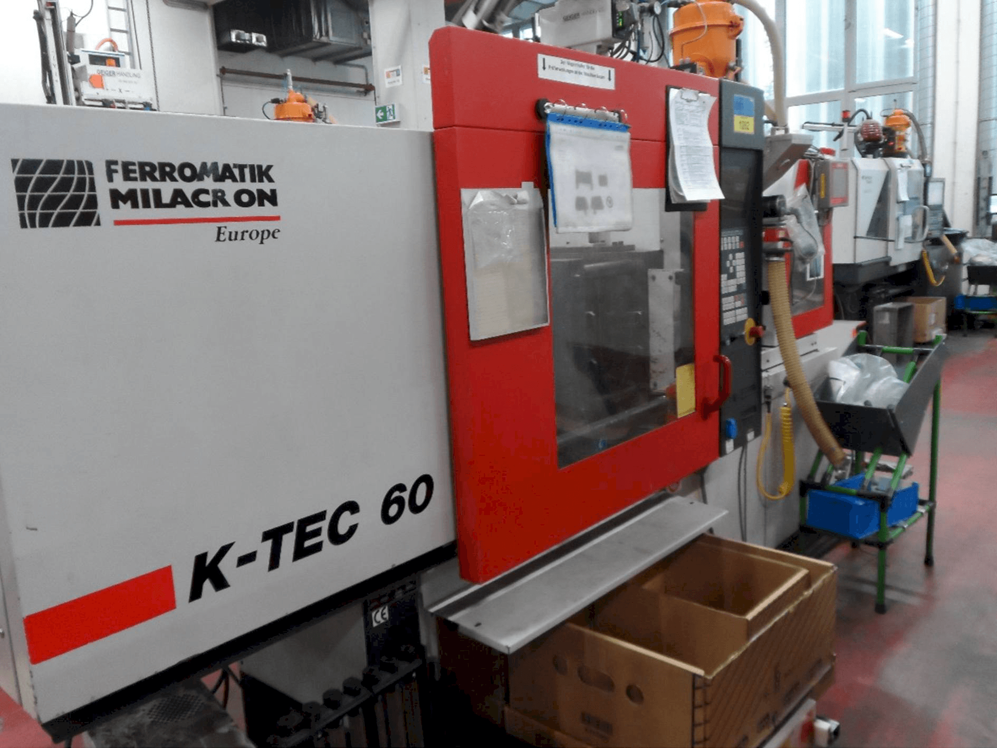 Makine FERROMATIK MILACRON K-Tec 60S - Önden görünüm