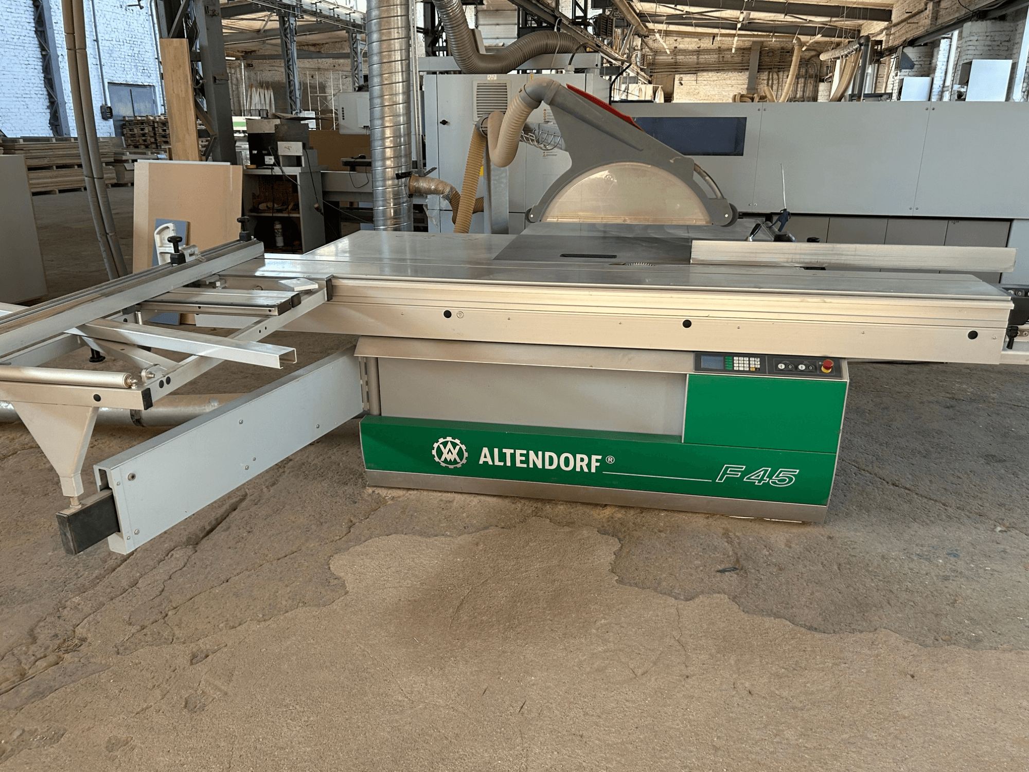 Altendorf F 45 panel testere, önden görünüm; yeşil ve gri renkli makinede kesme masası, bıçak koruyucusu ve kontrol paneli görülmektedir.