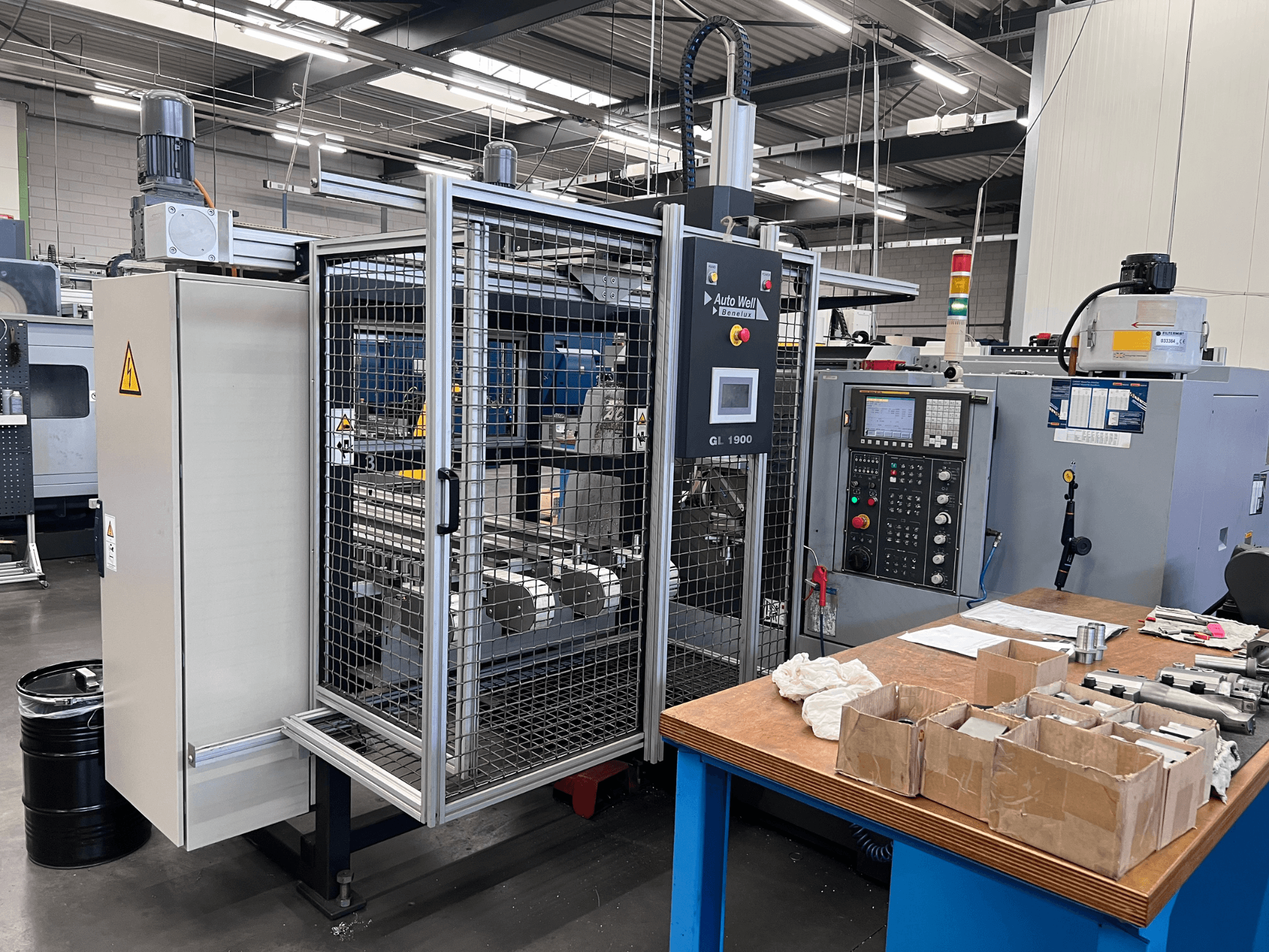 Auto Weld GL 1900 makinesinin kontrol paneli, güvenlik muhafazası ve tezgah üzerindeki çevre aletleriyle birlikte önden görünümü.