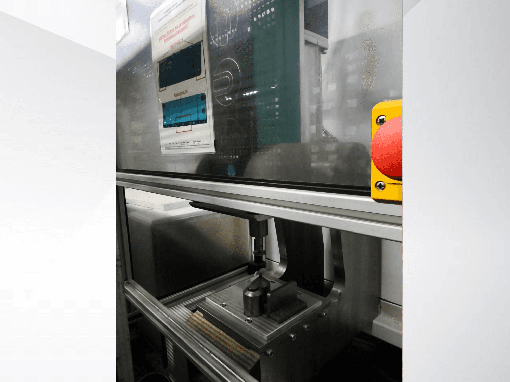 EMS Automation Buchsenpresse takım tezgahının önden görünümü, presleme mekanizması ve güvenlik düğmesi.