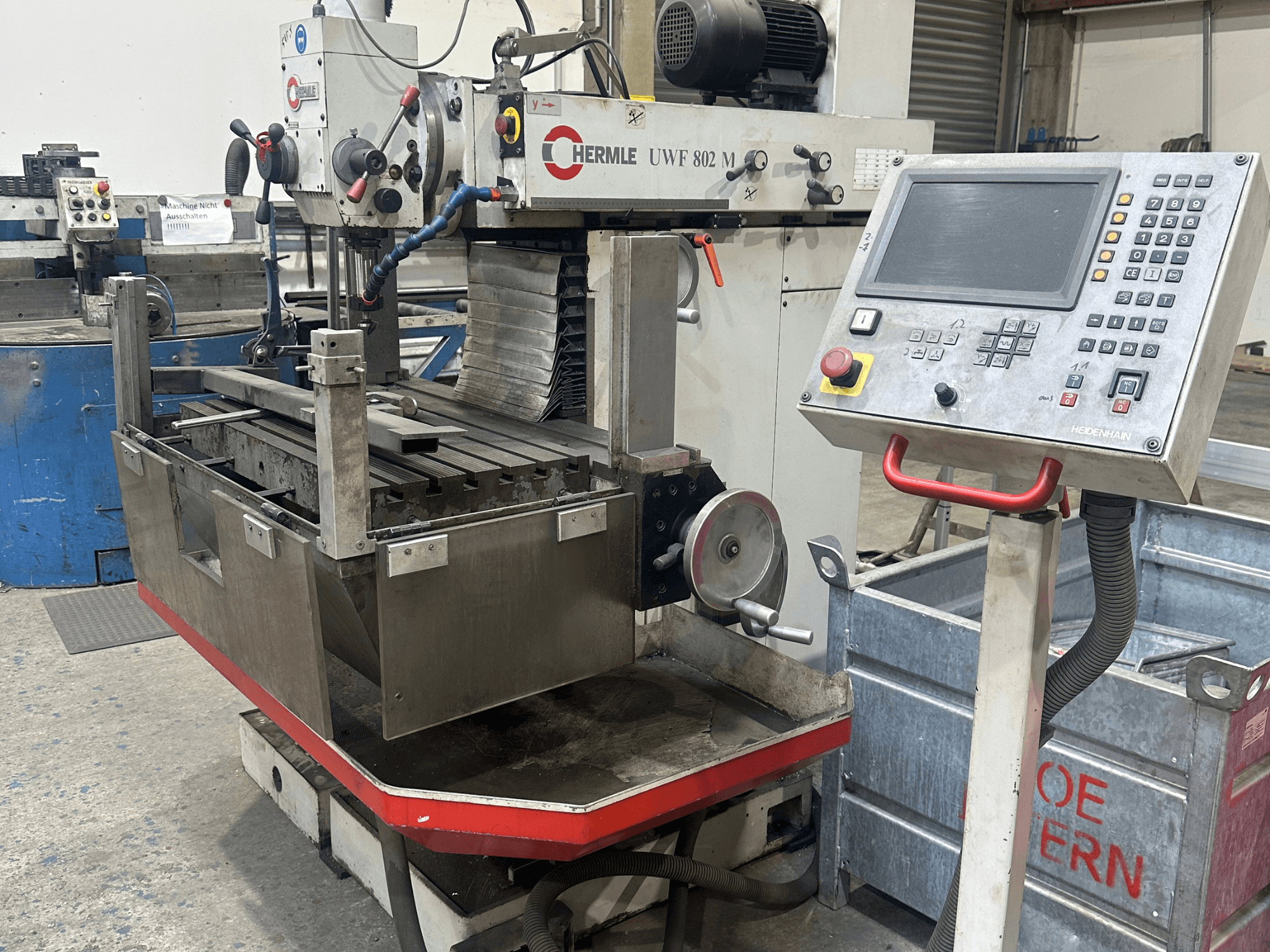 HERMLE UWF 802 M evrensel işleme merkezinin önden görünümü; kontrol paneli ve işleme masası görülmektedir.
