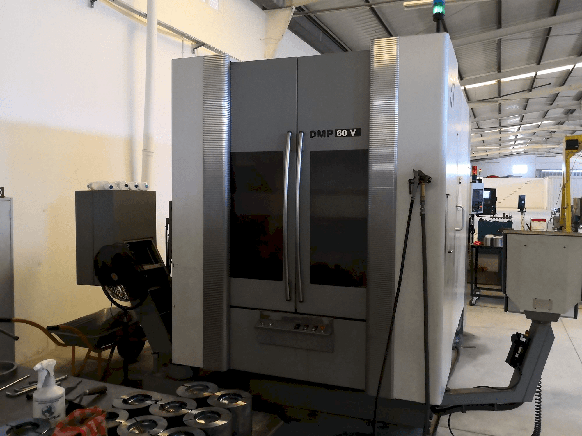 Makine DECKEL MAHO DMP 60V - Önden görünüm