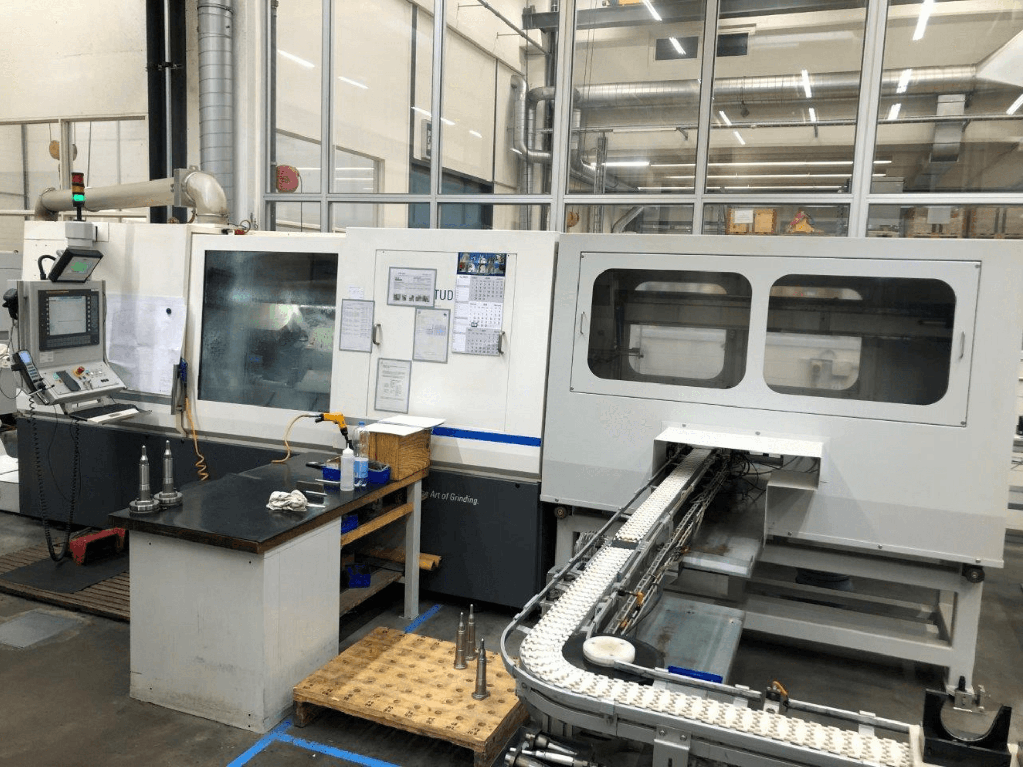 Kontrol panelli CNC taşlama makinesi, önden görünüm; hassas aletleri sergileyen bir konveyör ve net görüntüleme pencerelerine sahiptir.