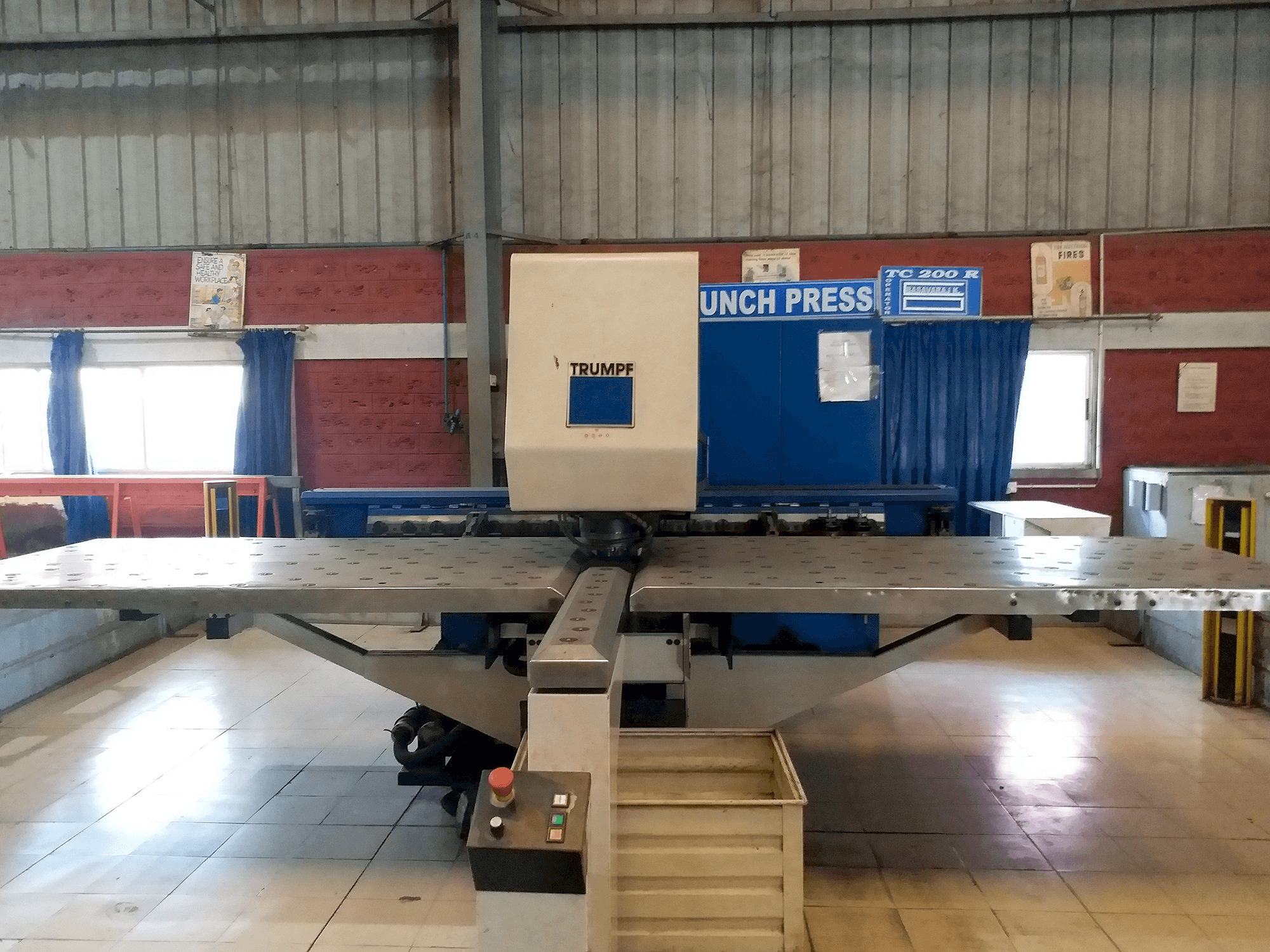 Makine Trumpf Trumatic 200 - Önden görünüm