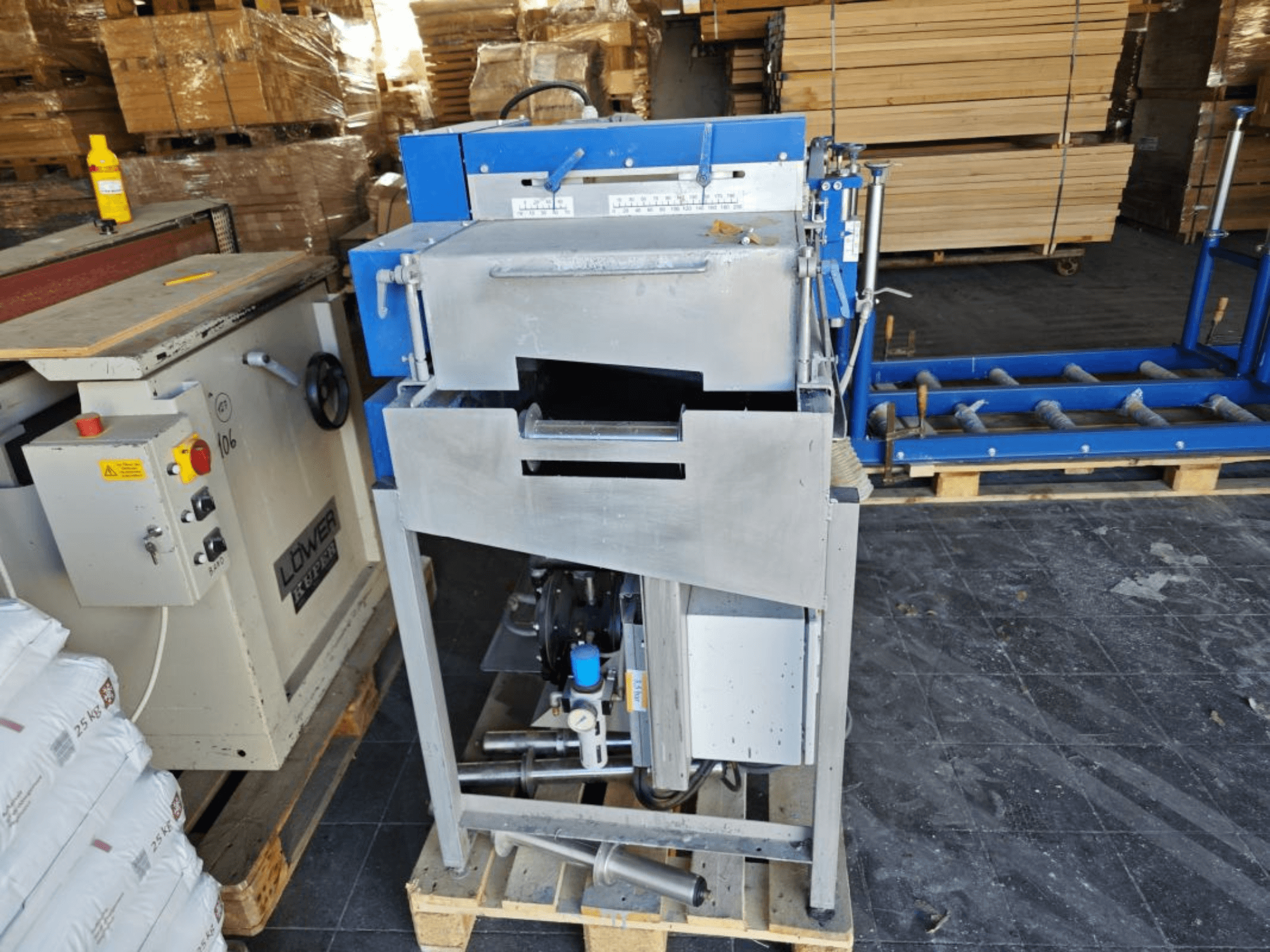 Görünür kontrol paneli ve motoru bulunan kompakt ahşap emprenye makinesi SCHIELE Schiele Impregmat VM-Mini’nin önden görünümü.