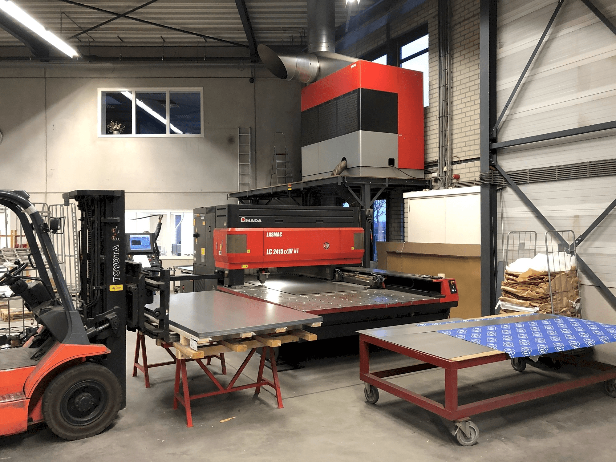 Makine AMADA LC 2415 Alpha IV NT - Önden görünüm