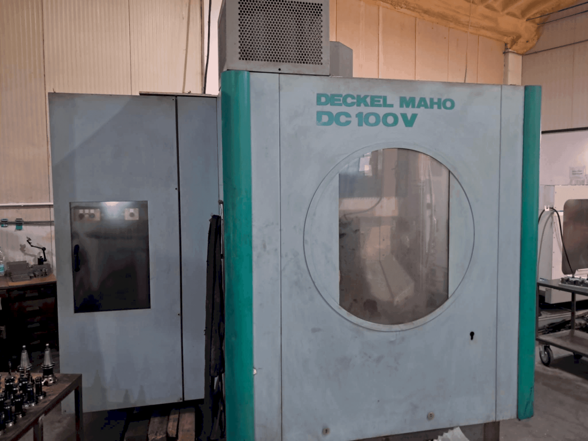 Makine DECKEL MAHO DC 100V - Önden görünüm