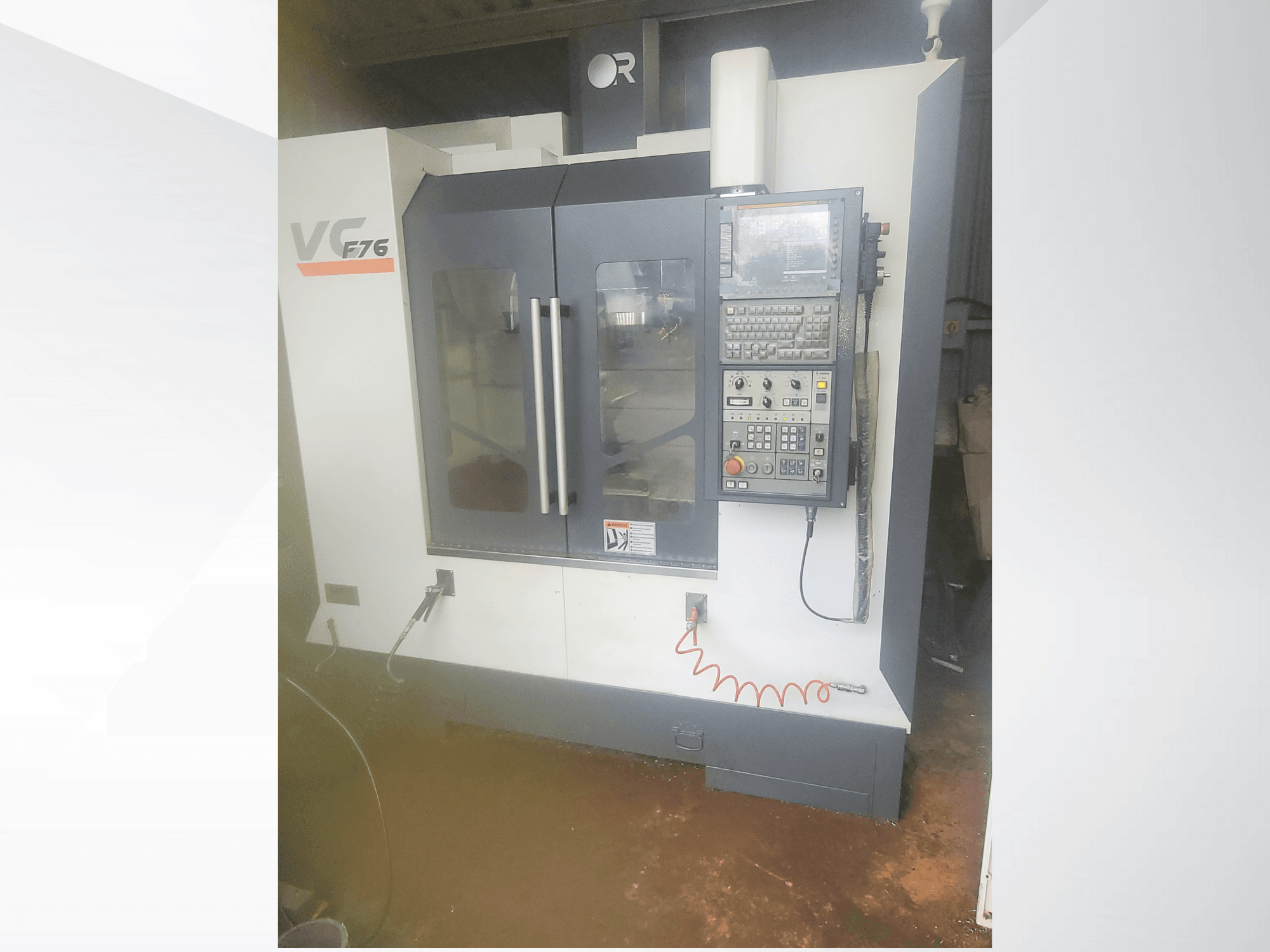 Dikey işleme merkezi, marka VC, model F76; kontrol panelini ve cam kapıları gösteren önden görünüm.