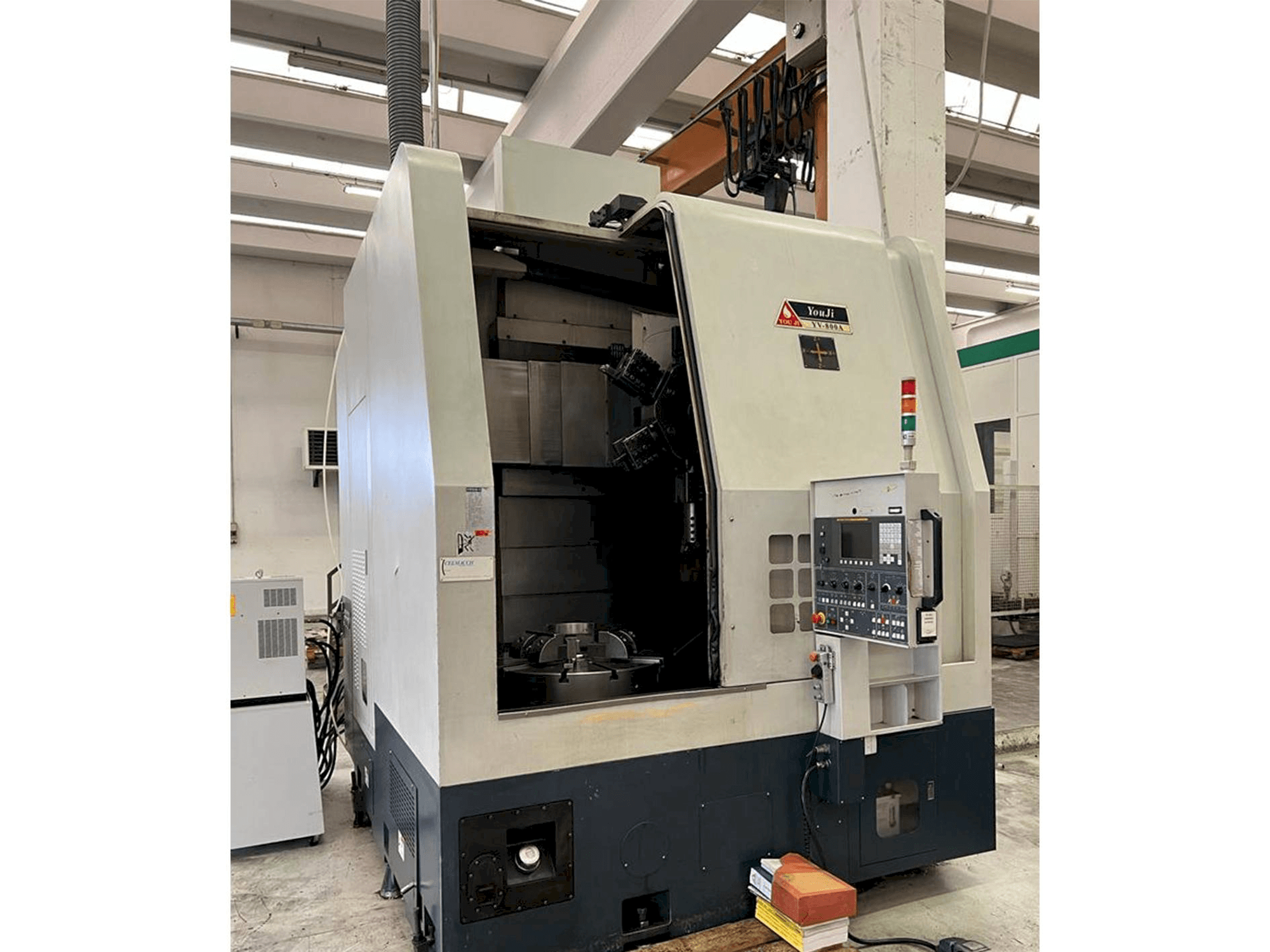 Makine YOU JI YV-800A - Önden görünüm