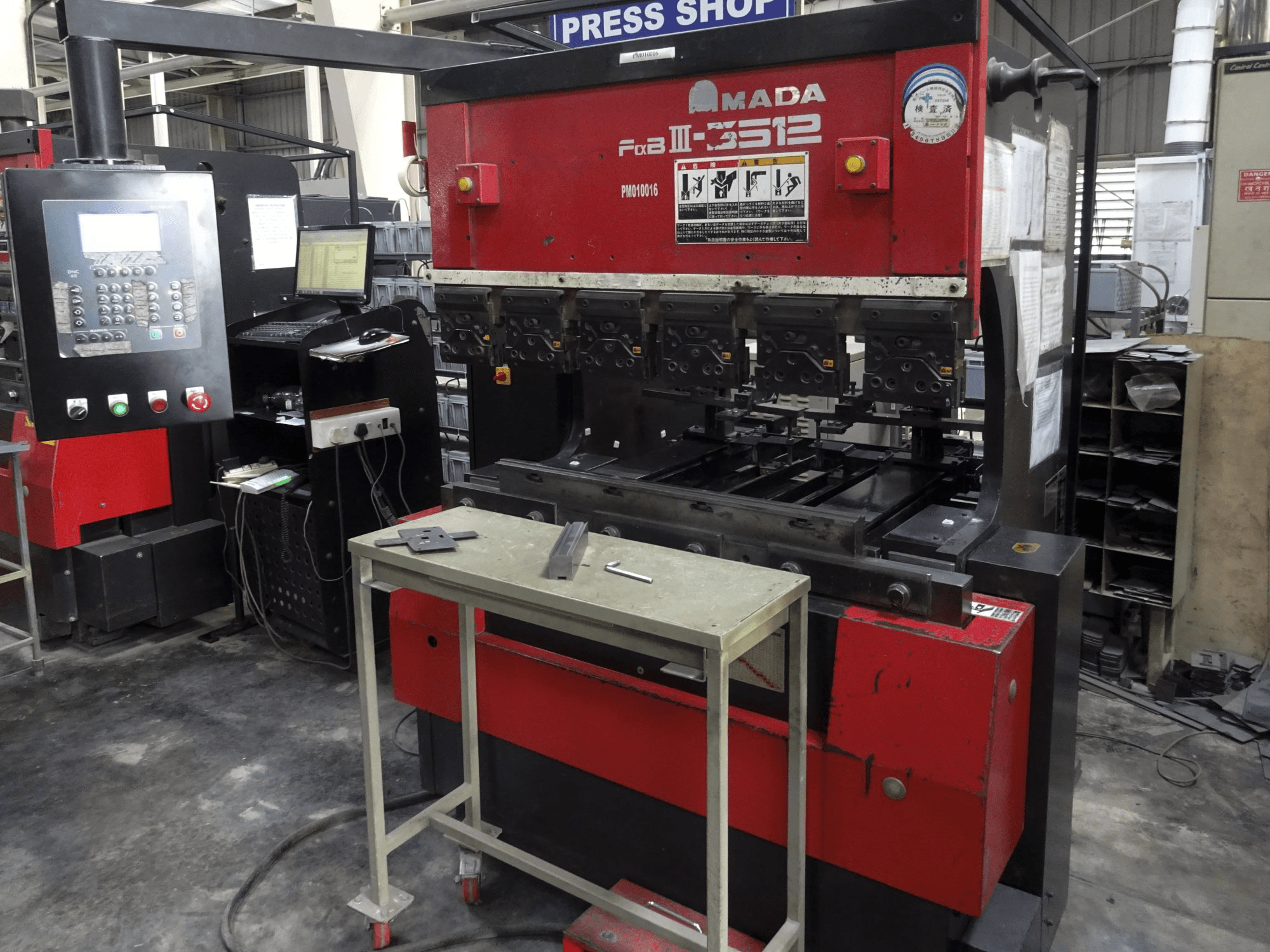 Makine AMADA - Sağdan görünüm FBD 3512 LD