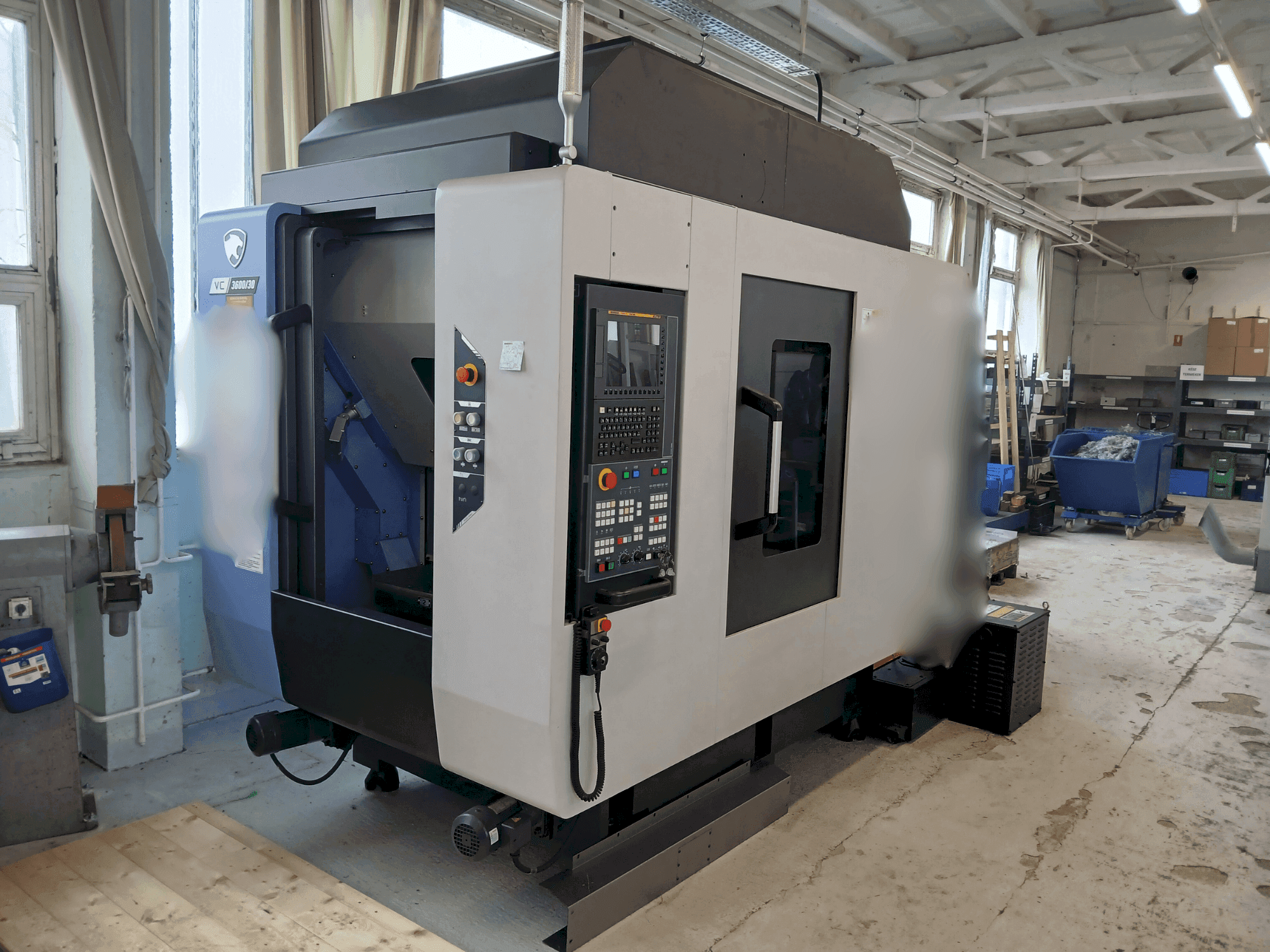 Makine DN SOLUTIONS VC 3600/30 - Önden görünüm