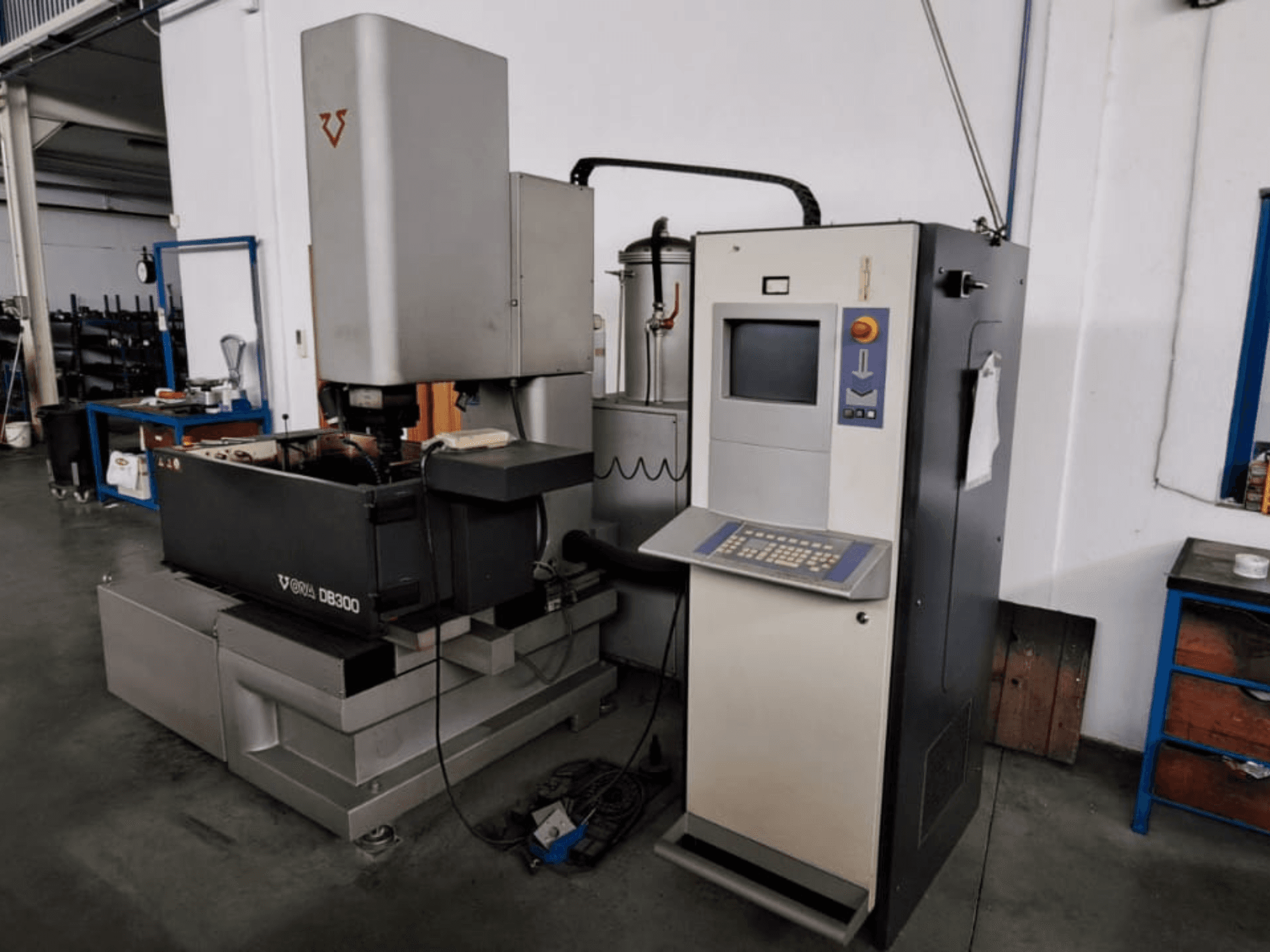 Kalıp oyma EDM makinesi ONA DB300, önden görünüm; kontrol paneli, iş parçası tutucu ve endüstriyel tasarım öğeleri.